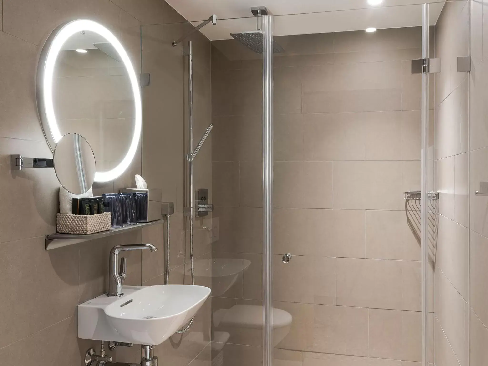 Shower, Bathroom in Hotel Savoy