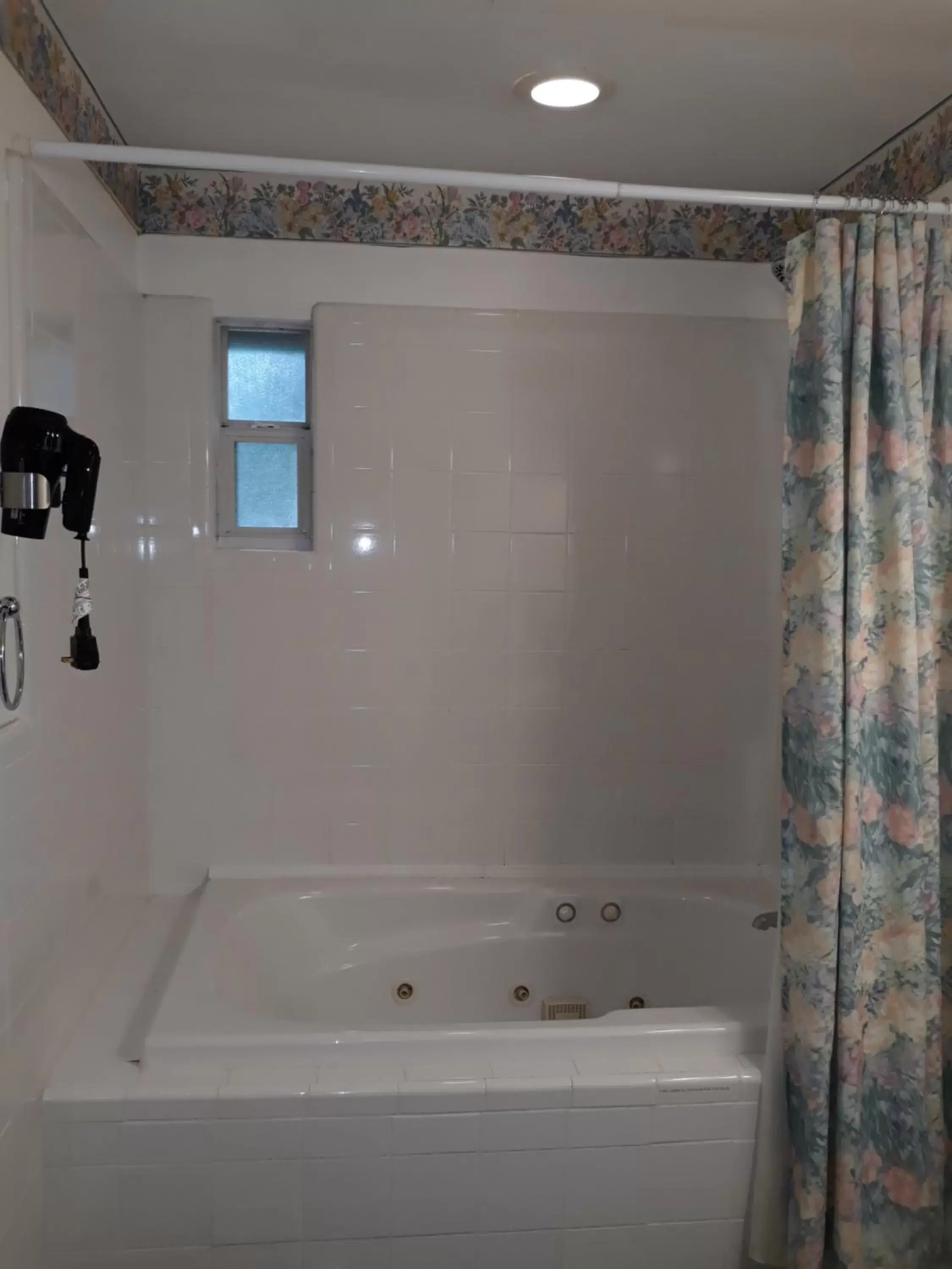 Shower, Bathroom in Lamb's Rest Inn