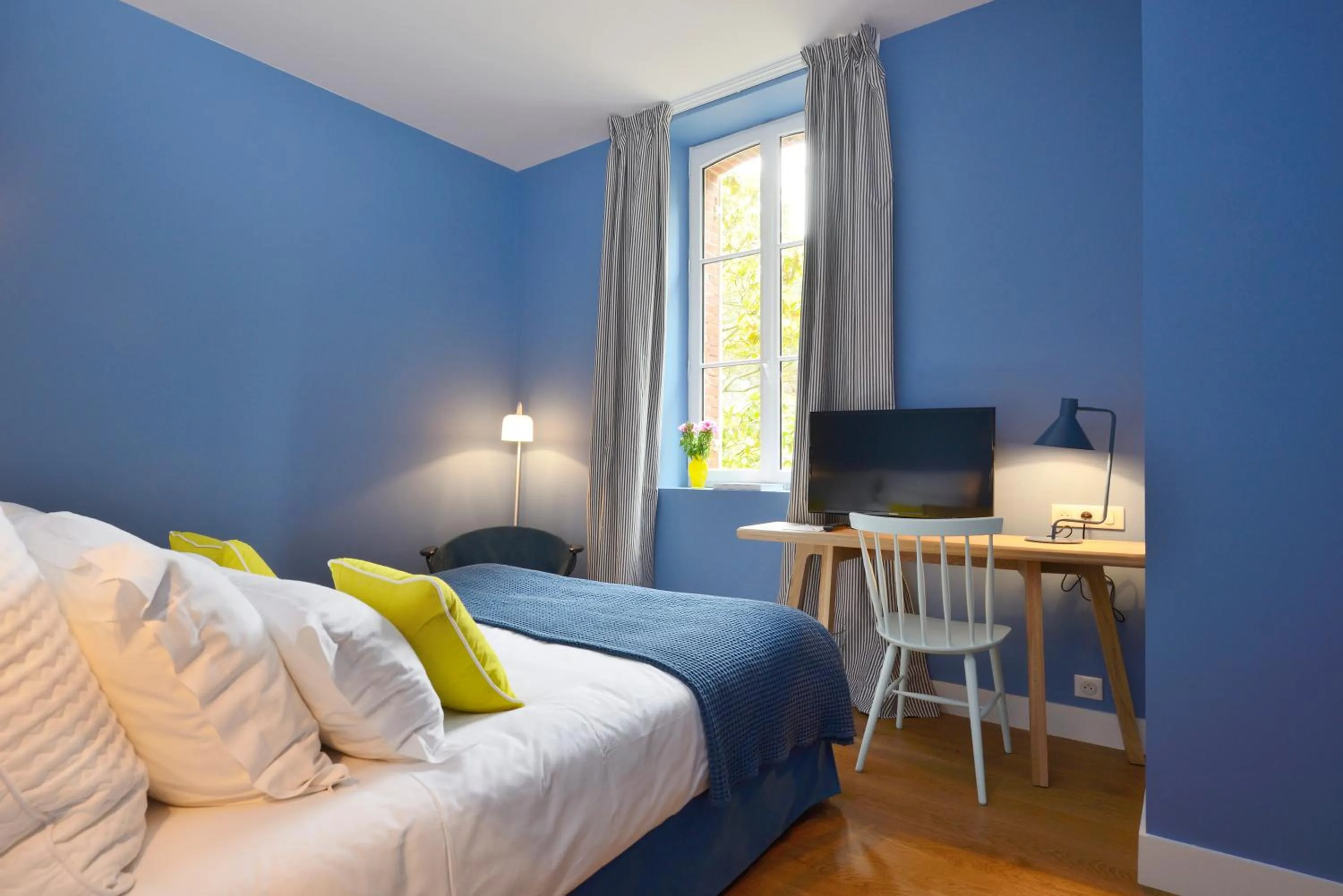 Bed in Hôtel Le Saint Christophe