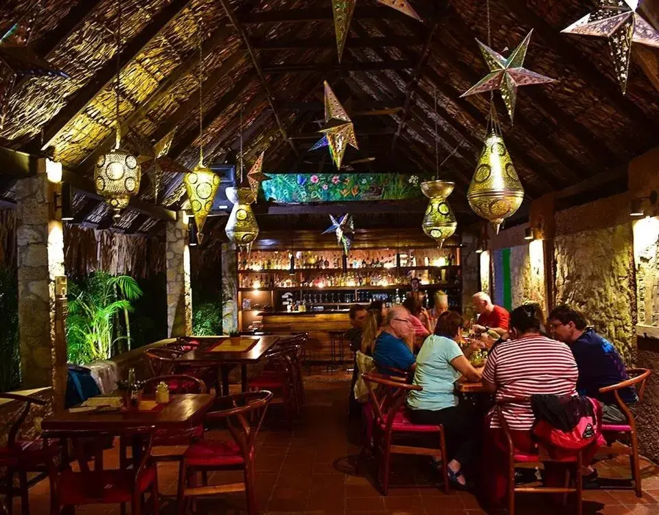 Restaurant/Places to Eat in Hotel Maya Bell