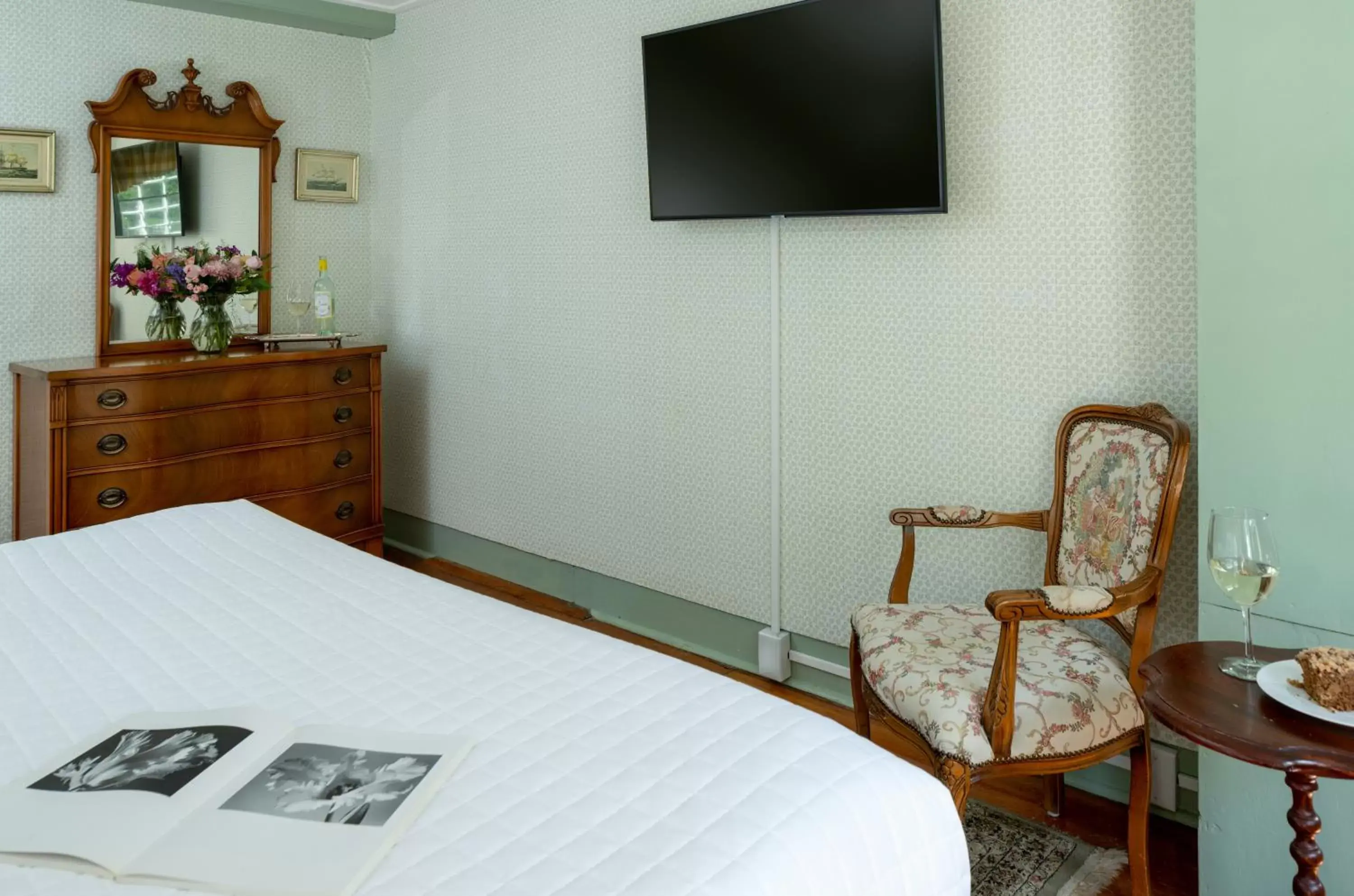 TV and multimedia, Bed in Waldo Emerson Inn
