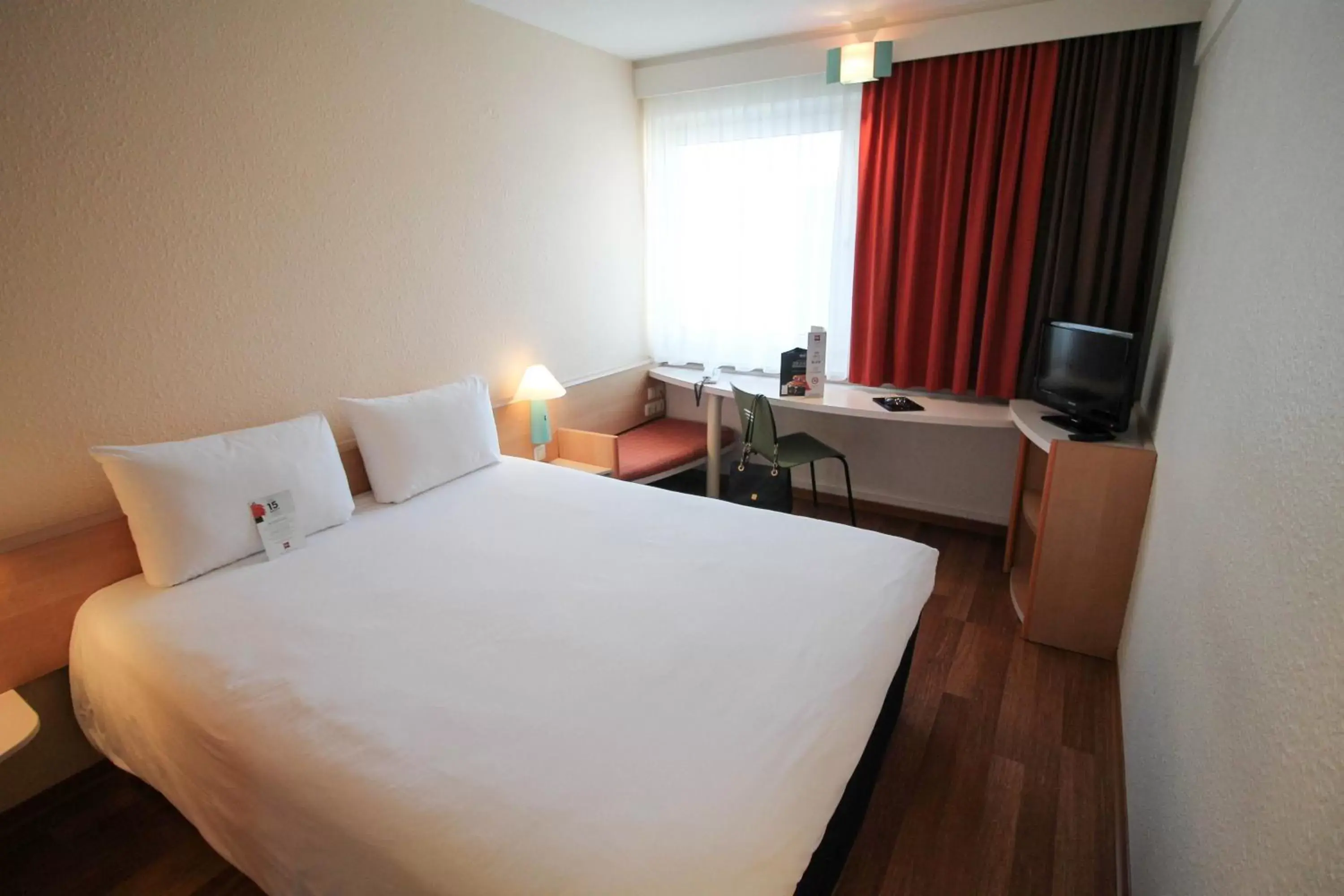 Photo of the whole room, Bed in ibis Hotel Düsseldorf Hauptbahnhof