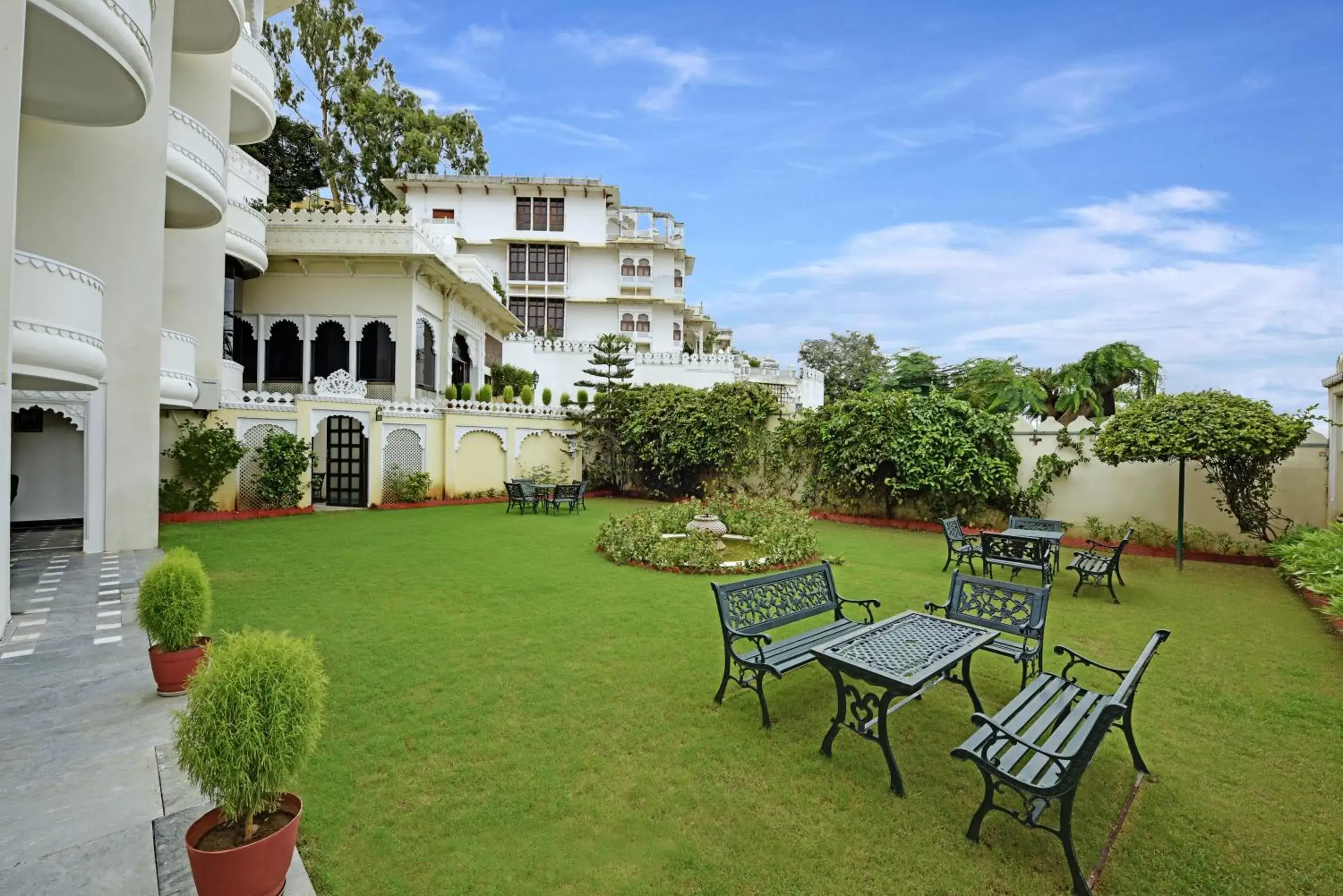 Garden in Swaroop Vilas - Lake Facing Boutique Hotel