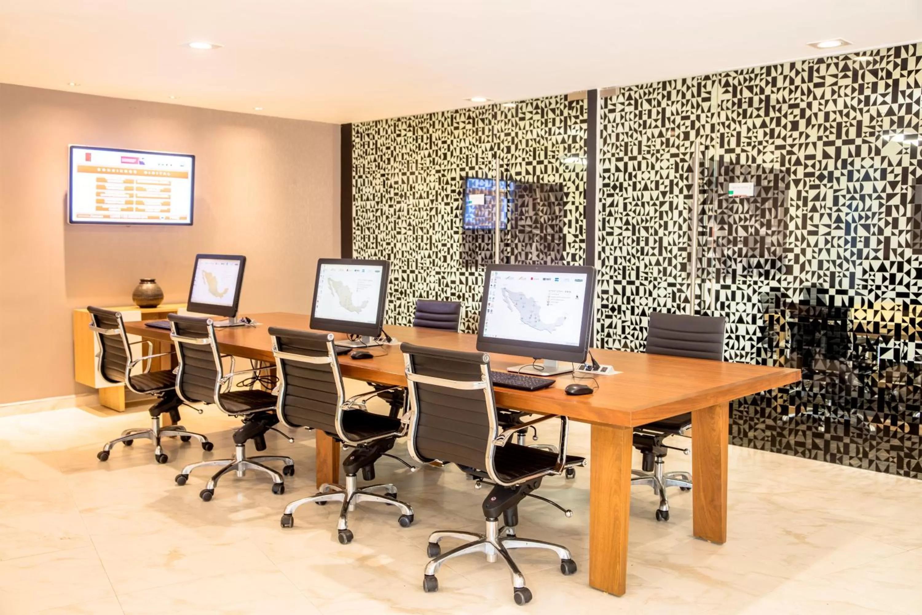 Business facilities in Fiesta Inn Express Perinorte