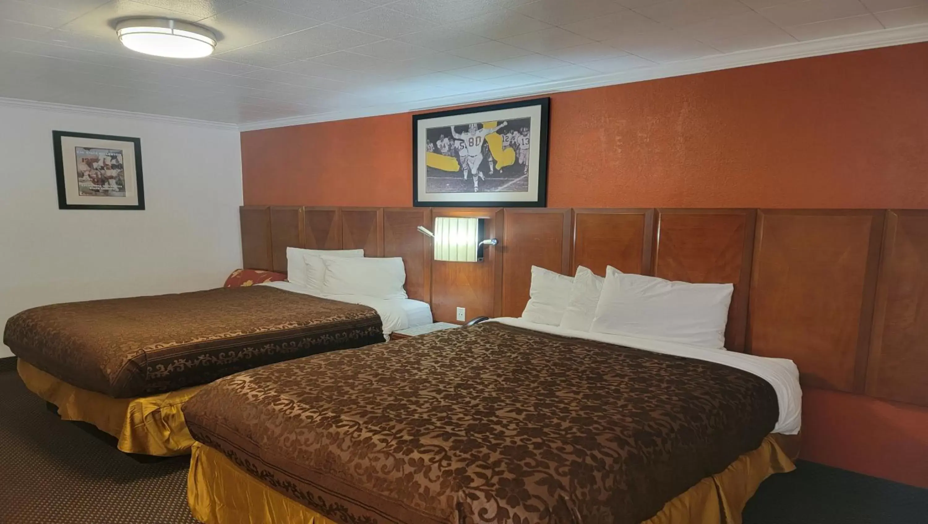 Photo of the whole room, Bed in Magnuson Cedar City Photo of the whole room, Bed in Magnuson Cedar City