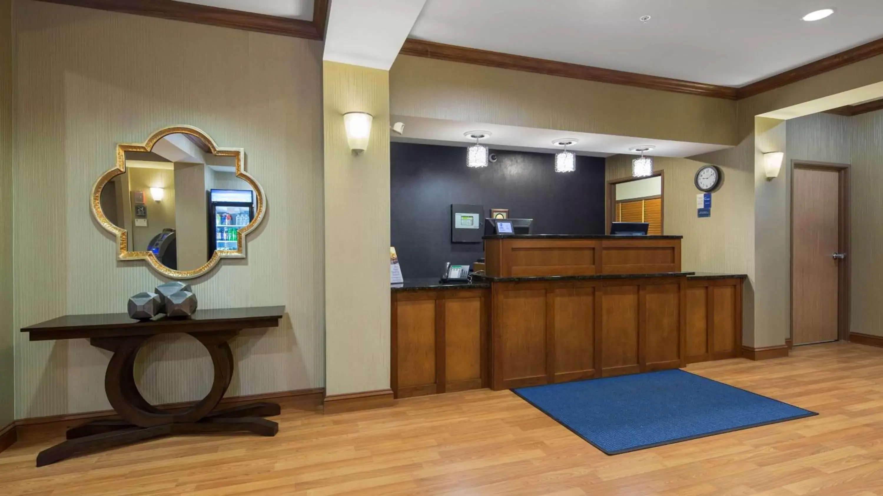 Lobby or reception, TV/Entertainment Center in Best Western Legacy Inn & Suites Beloit/South Beloit