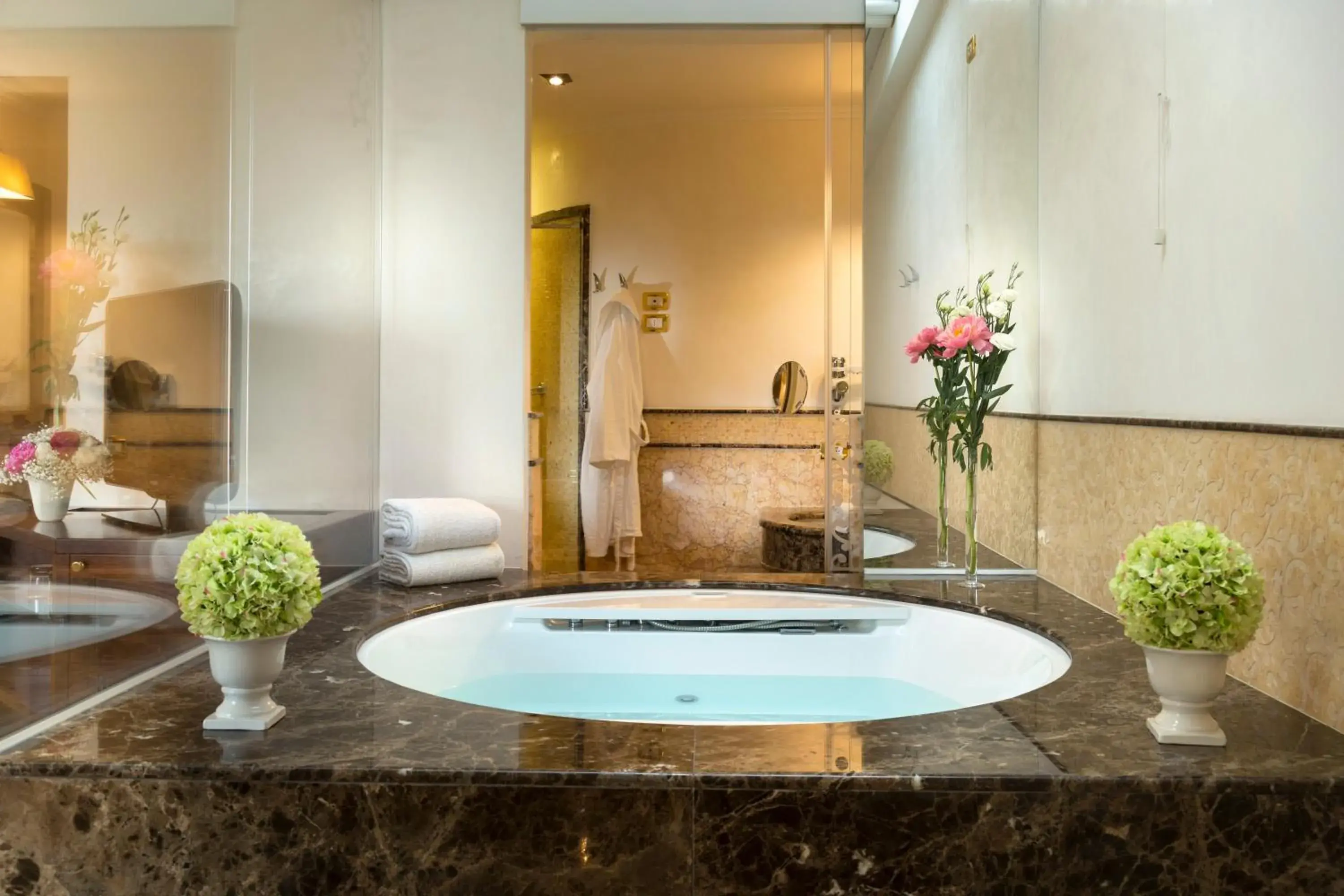 Hot Tub, Bathroom in Hotel De Londres