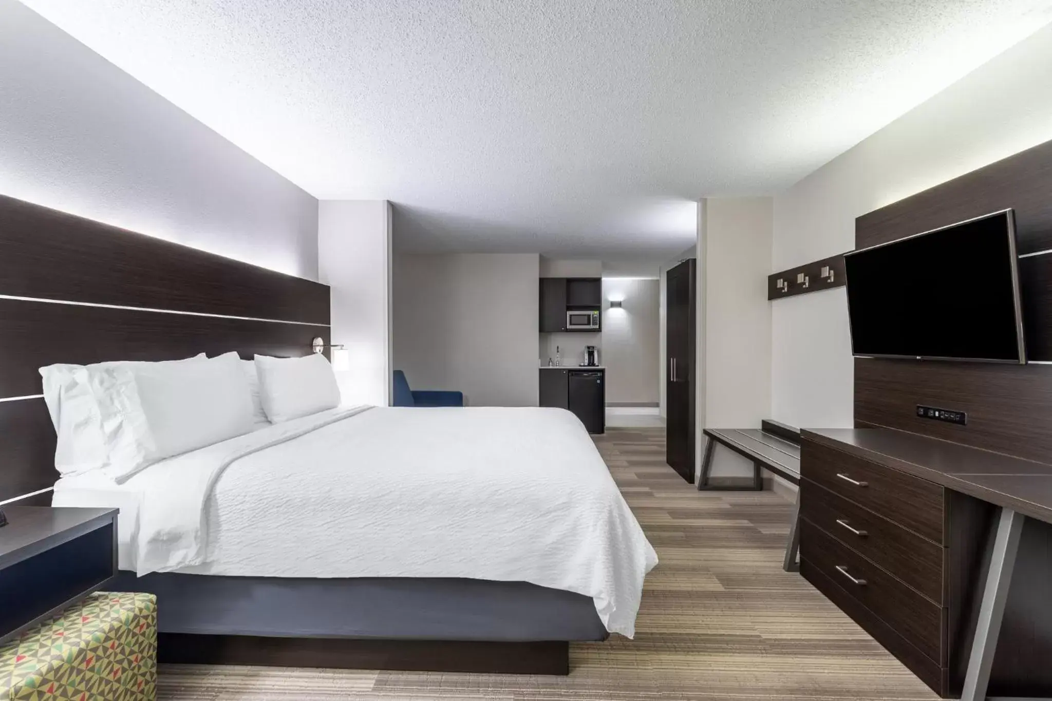 Photo of the whole room, Bed in Holiday Inn Express Hotel & Suites-St. Paul, an IHG Hotel