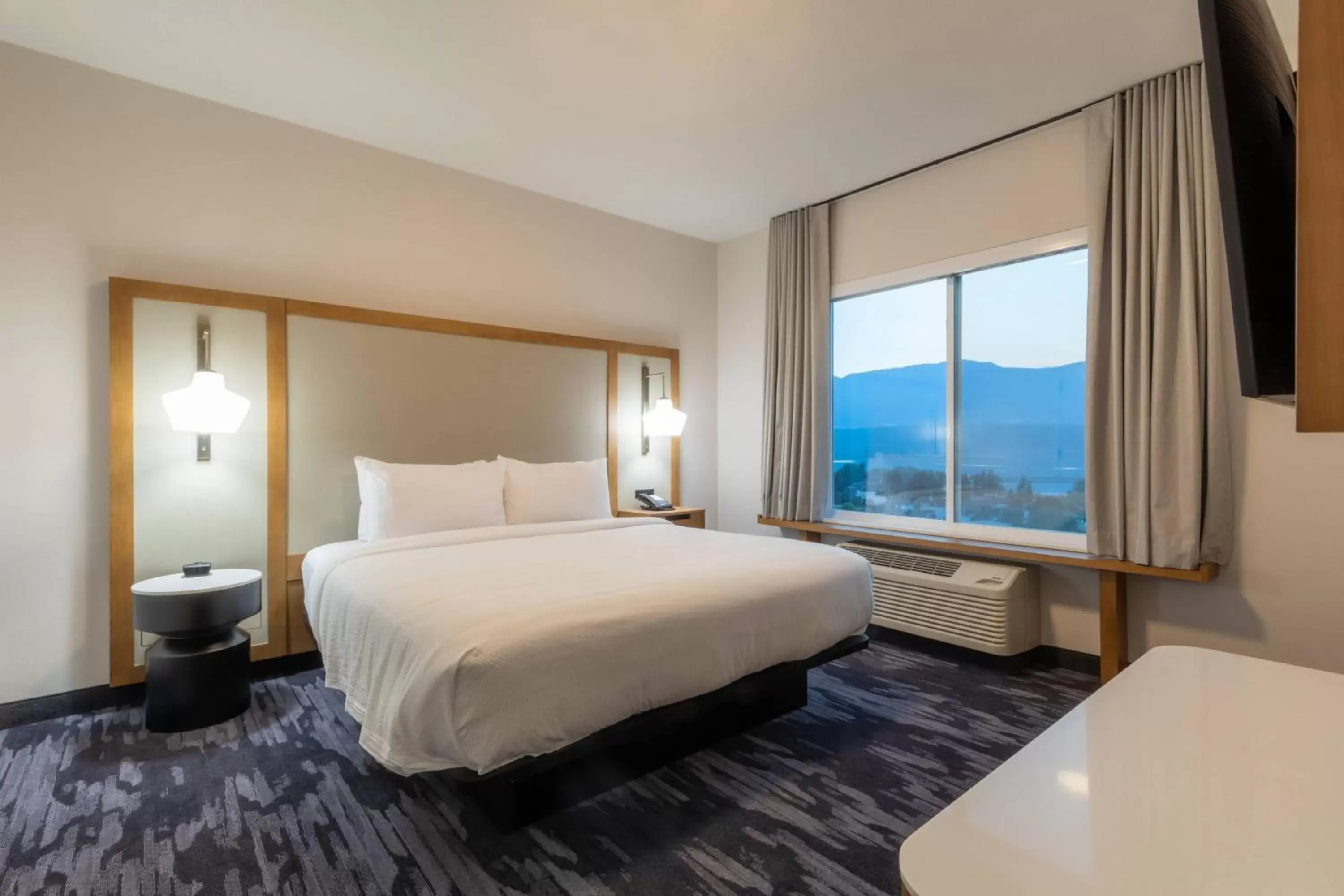 Bedroom, Bed in Fairfield Inn & Suites by Marriott Salmon Arm