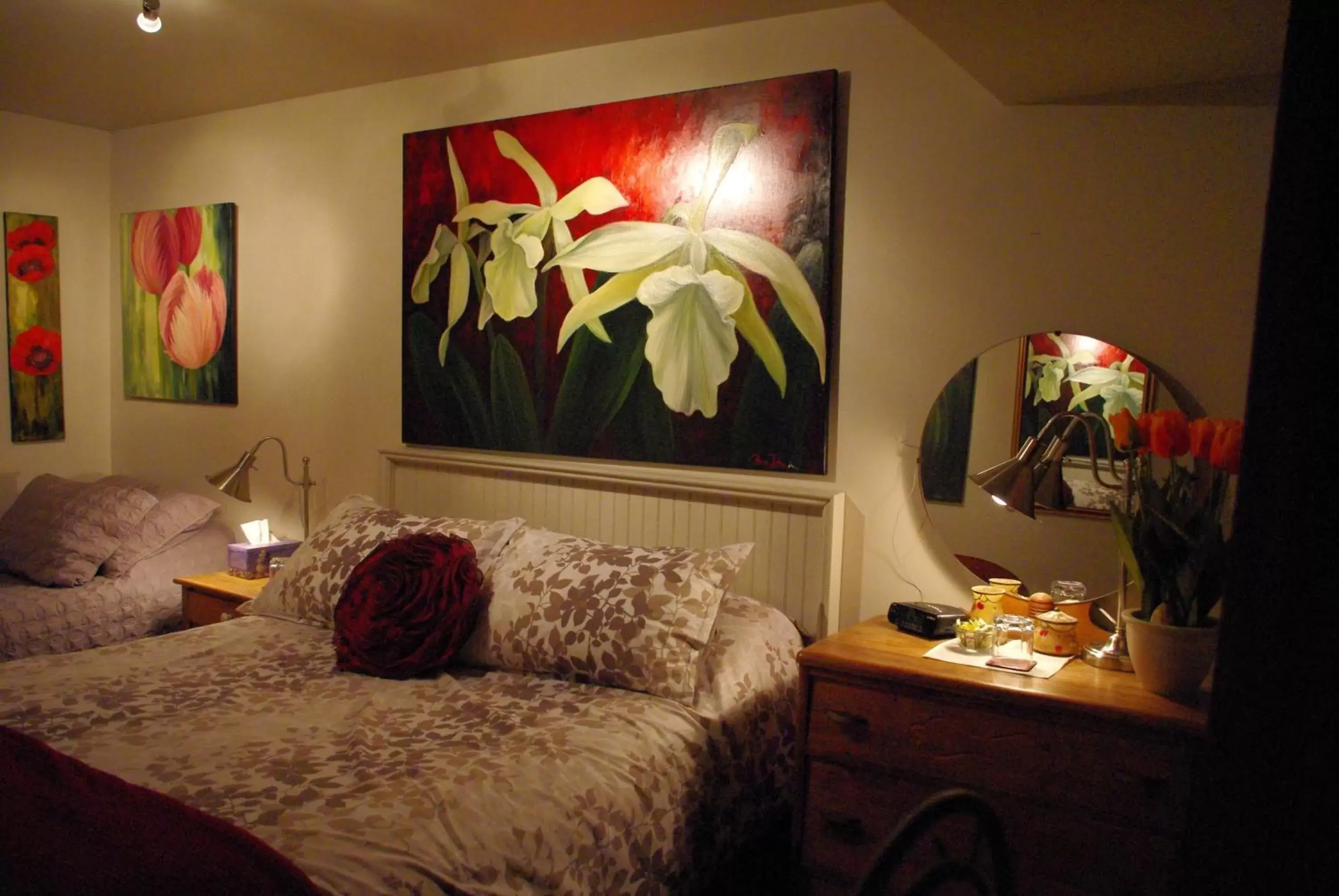Photo of the whole room, Bed in Atelier Galerie Anne Drouin Peinture & Pension