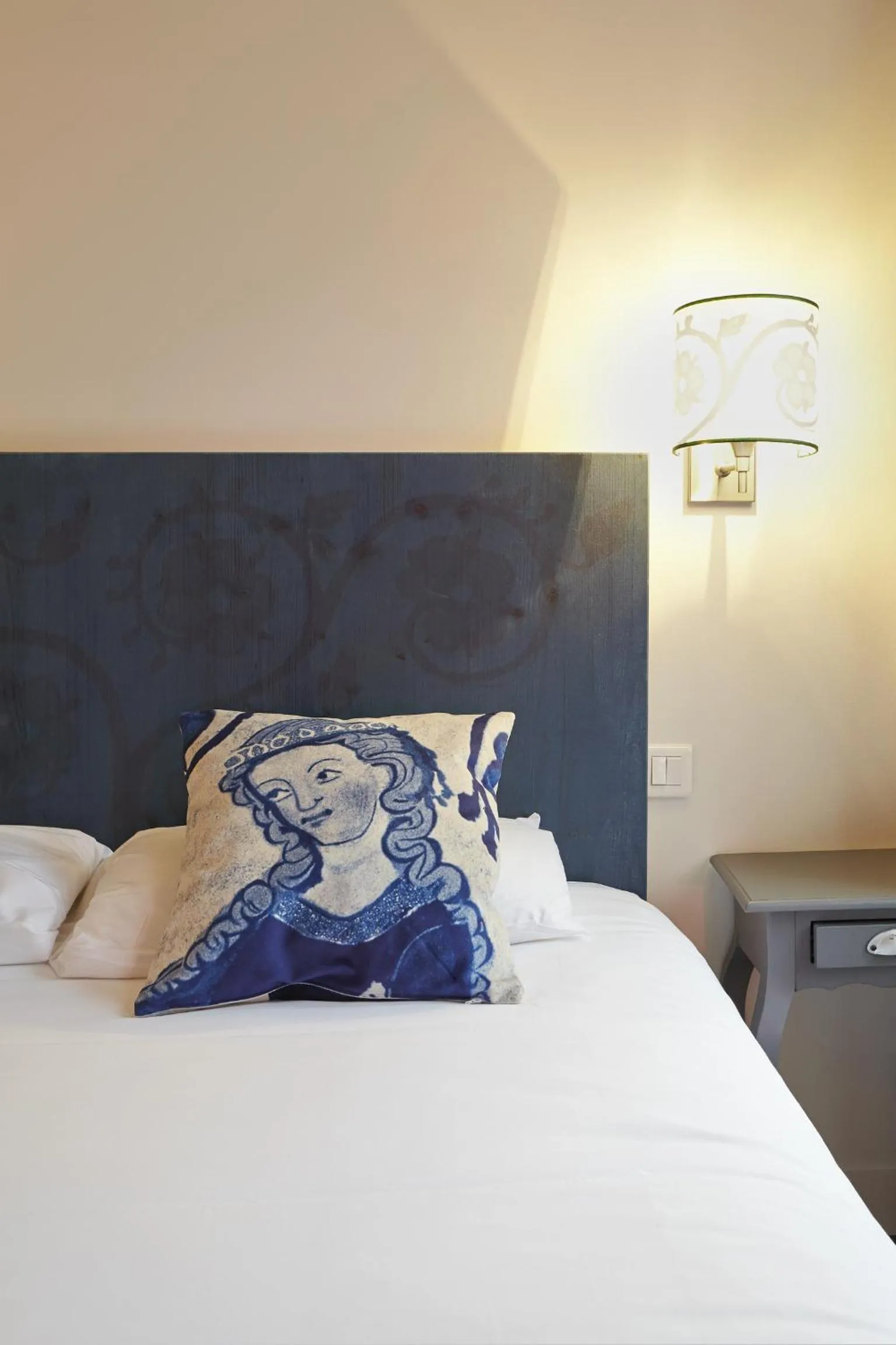 Decorative detail, Bed in Hôtel St Sernin