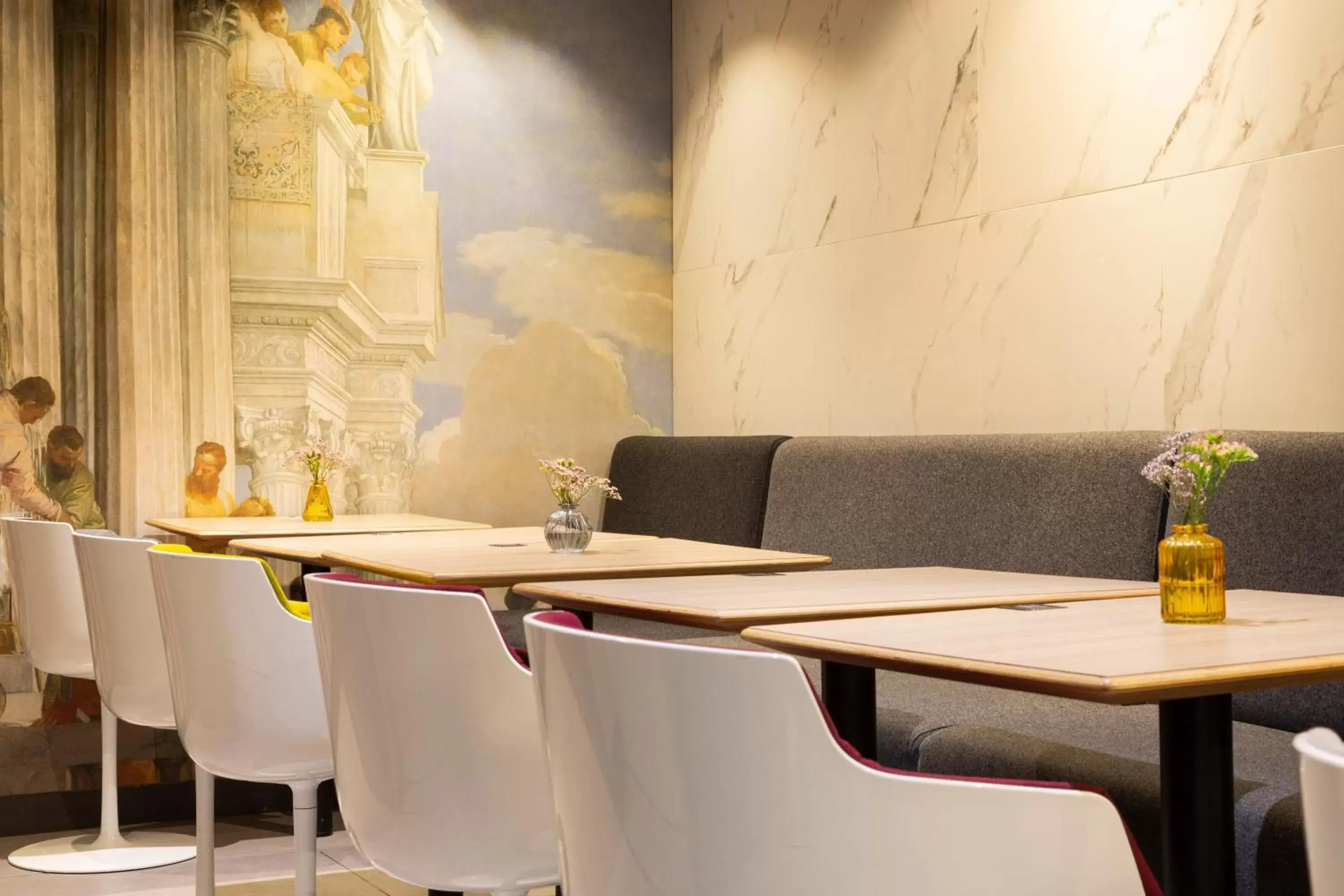 Living room, Restaurant/Places to Eat in Mercure Paris Alesia