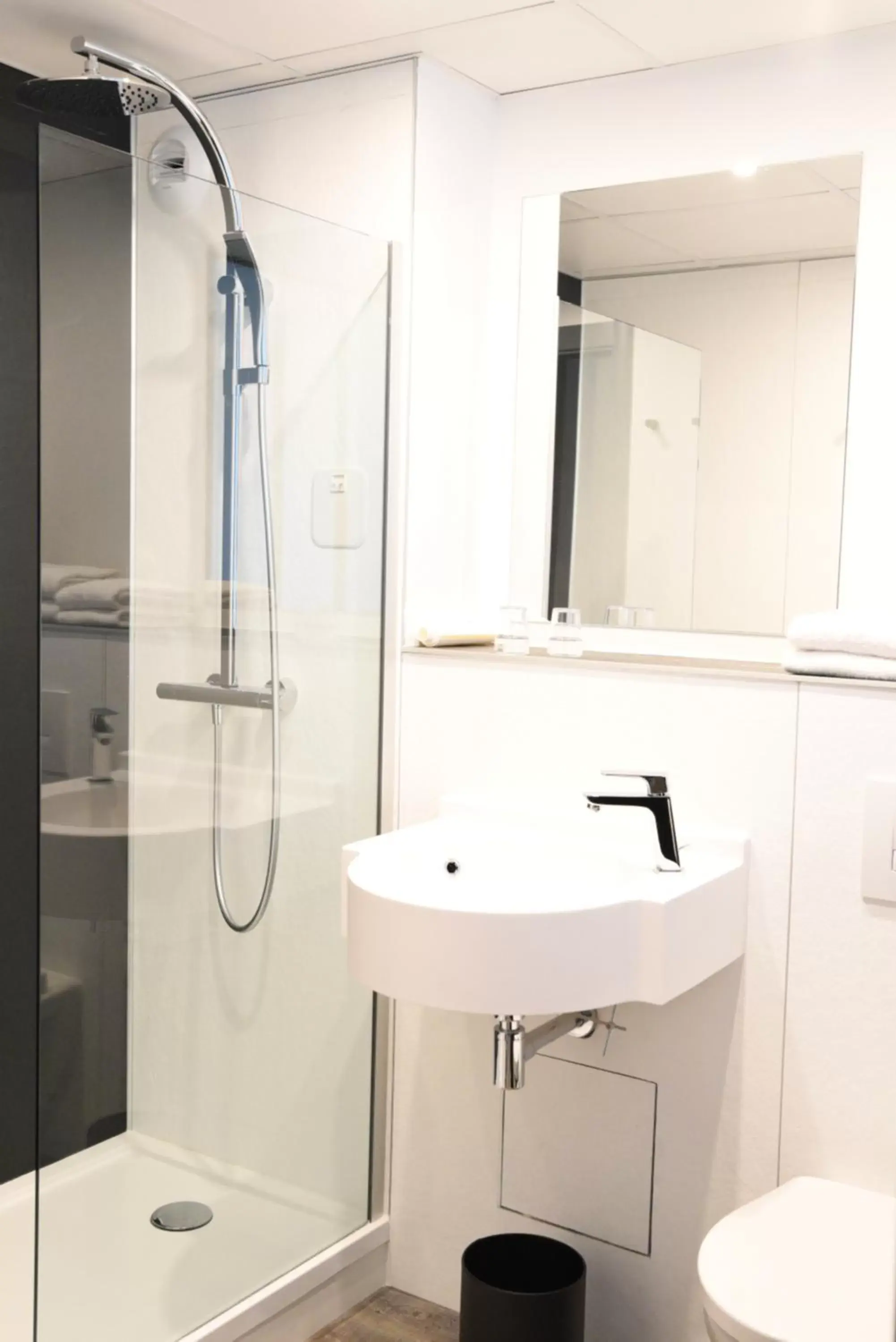 Bathroom in The Originals Boutique, Hôtel Montélimar