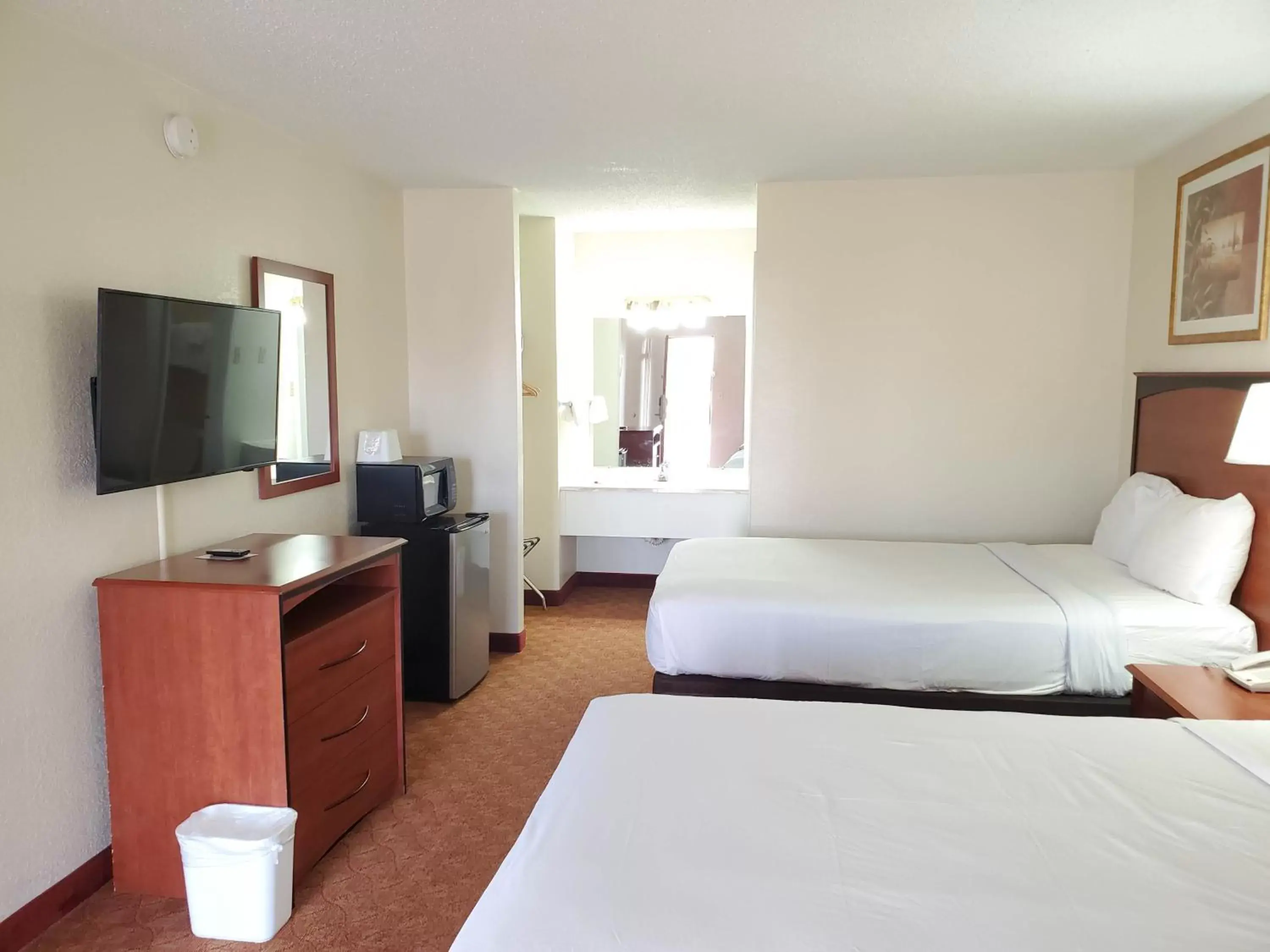 Photo of the whole room, Bed in Motel 6 Shamrock TX Photo of the whole room, Bed in Motel 6 Shamrock TX