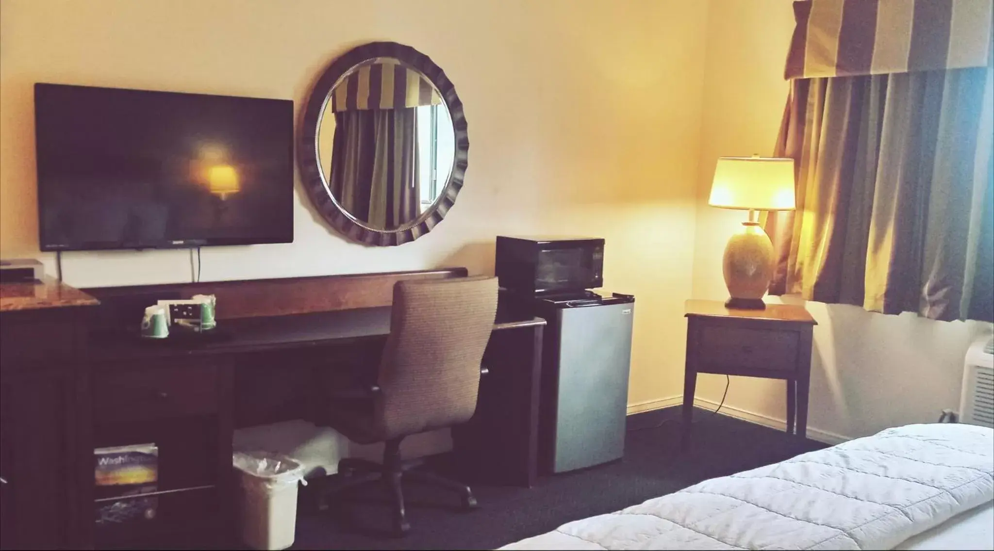 TV and multimedia, TV/Entertainment Center in GuestHouse Inn Enumclaw