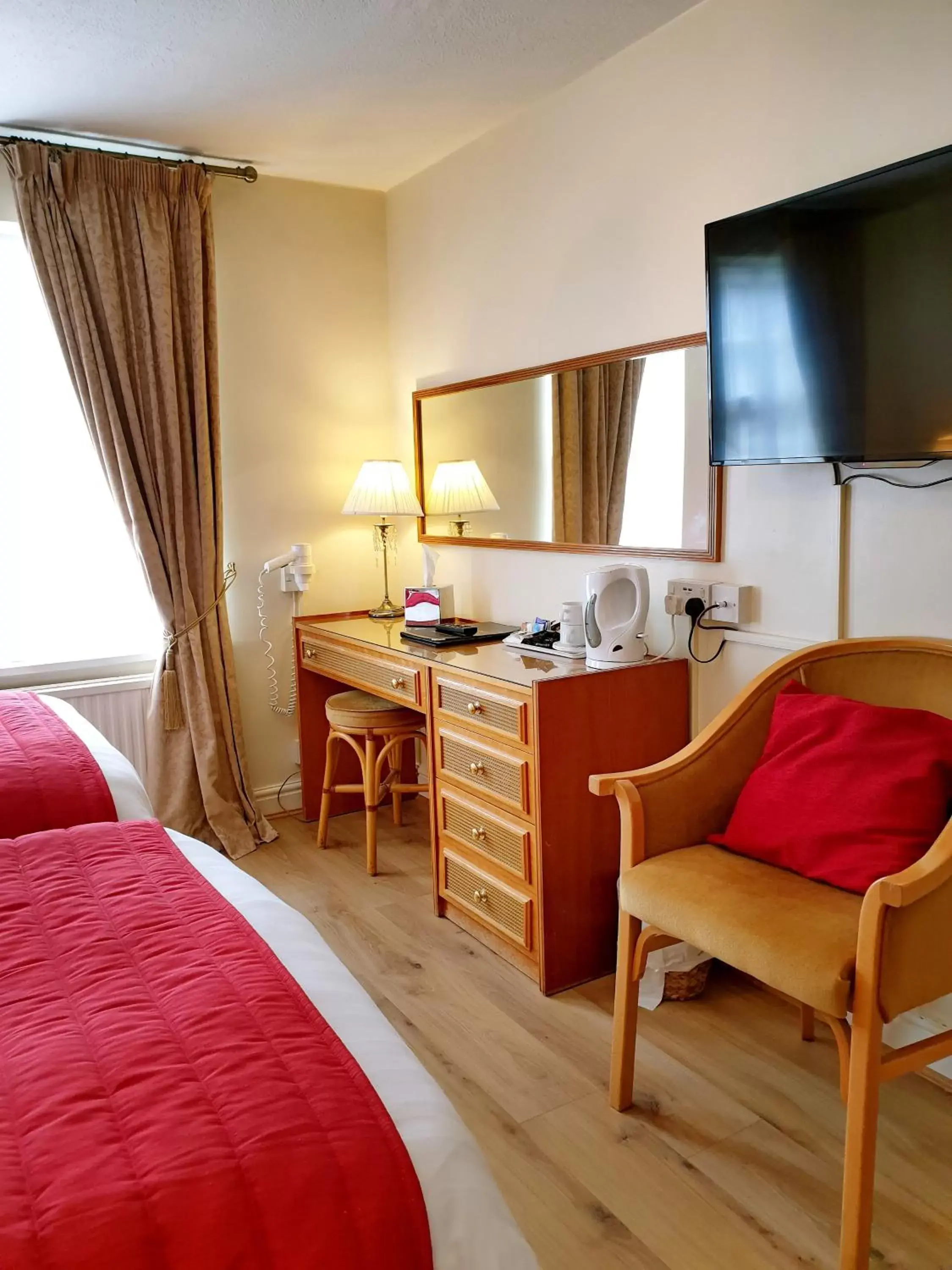 Bedroom, TV/Entertainment Center in The Crown House Inn