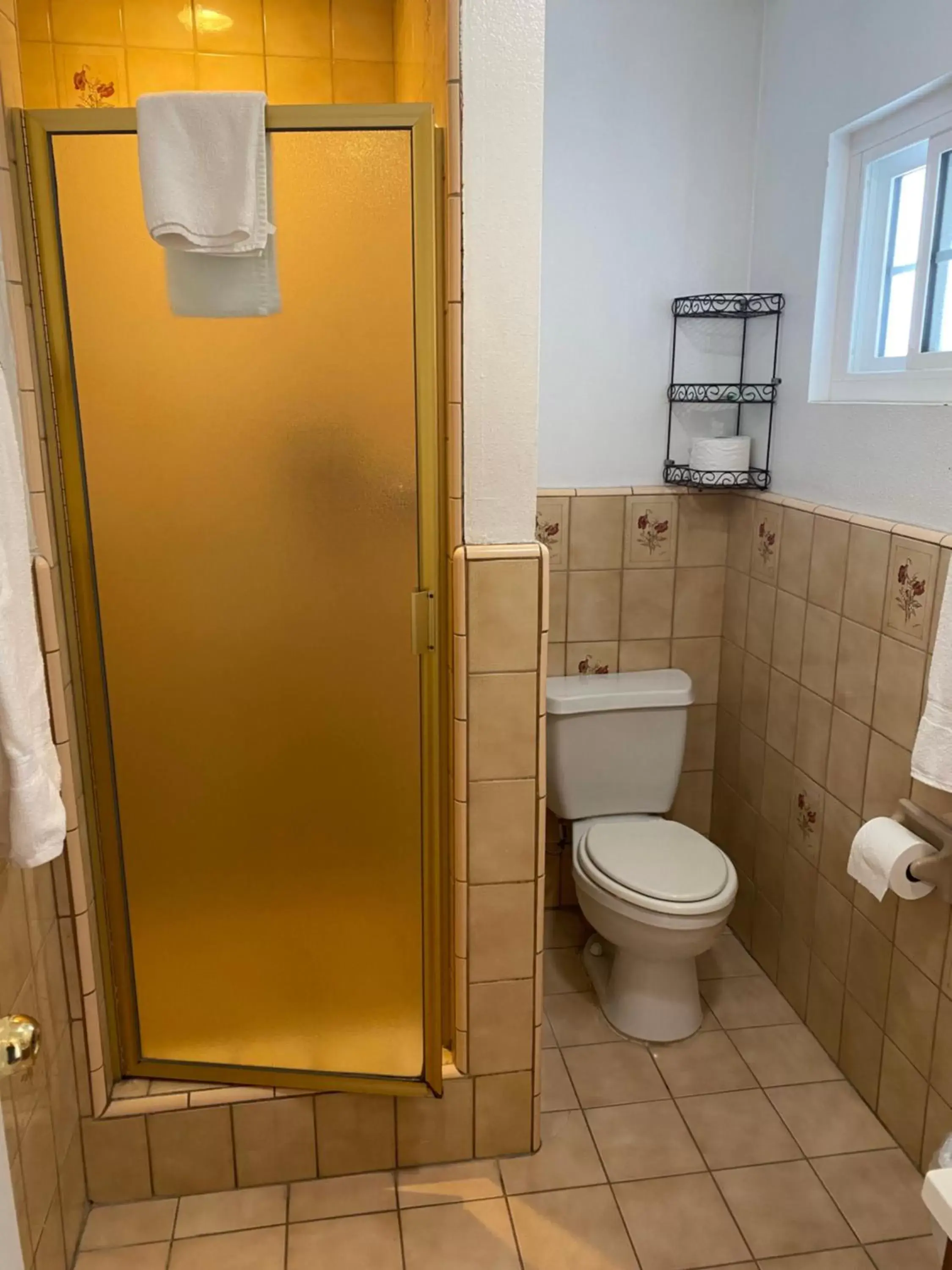 Shower, Bathroom in Ocean Park Inn