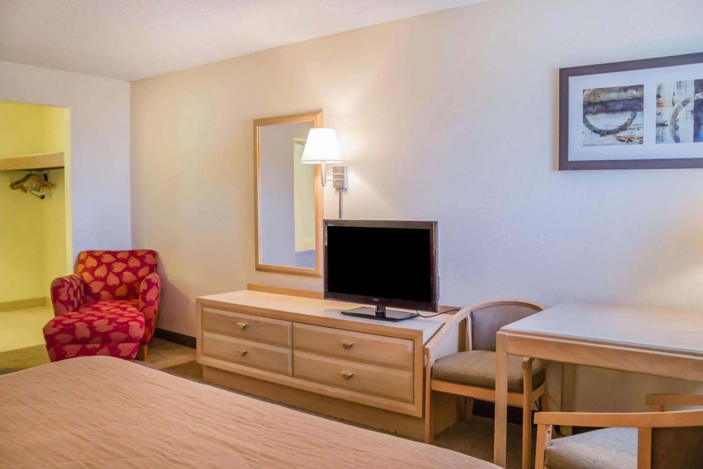 Photo of the whole room, TV/Entertainment Center in Quality Inn Port Clinton