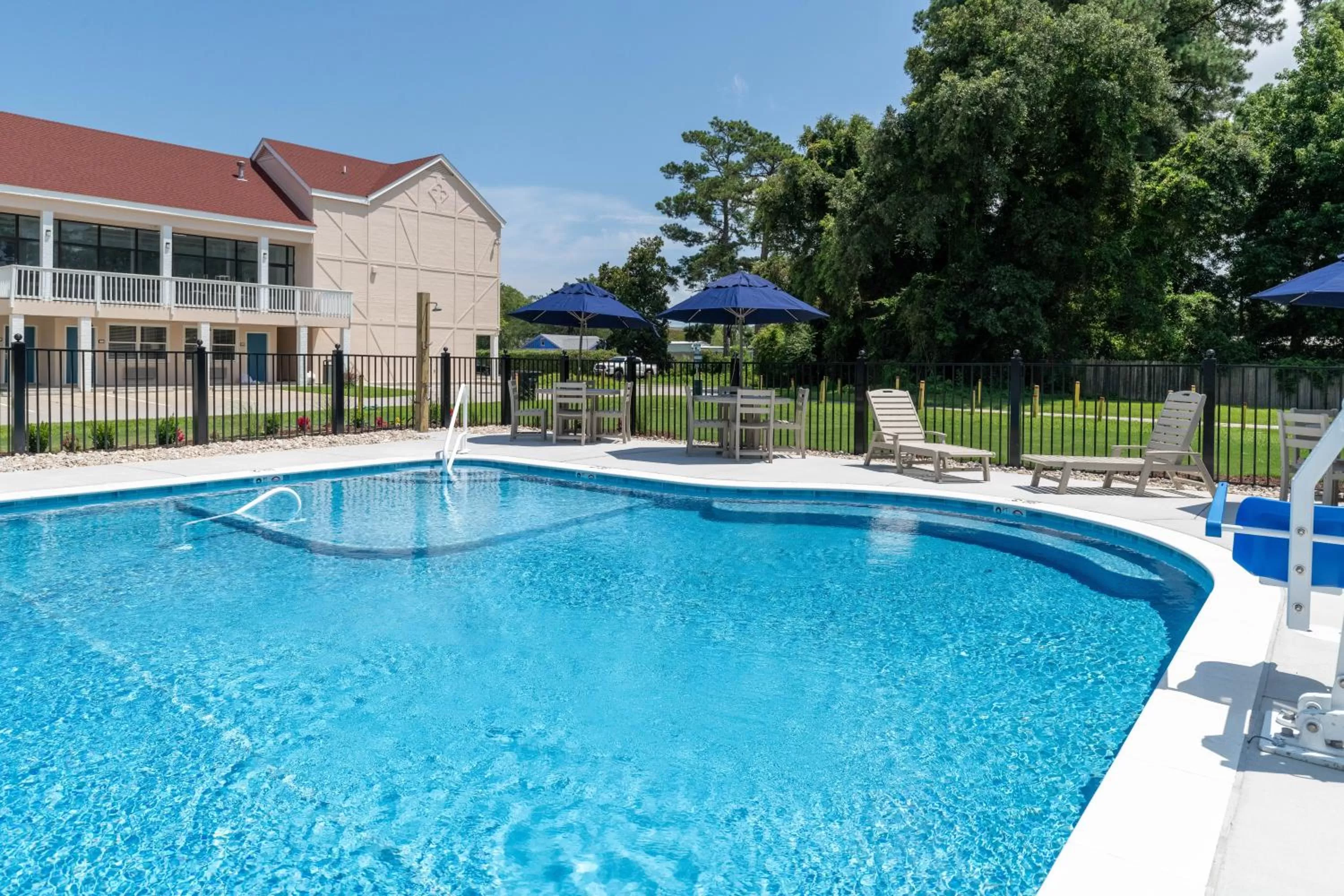 Swimming pool in Hotel Manteo, Trademark Collection by Wyndham