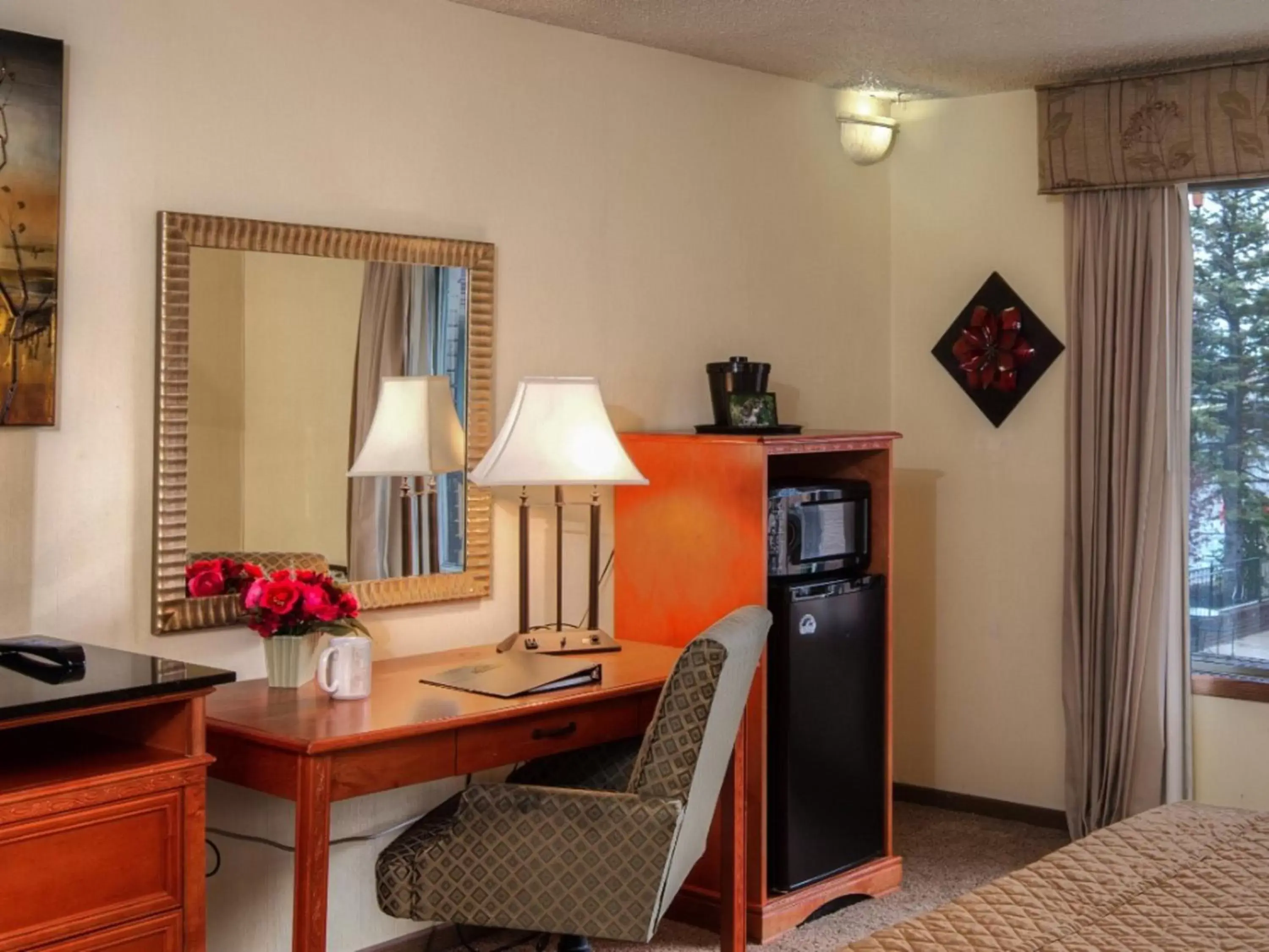 Coffee/tea facilities, TV/Entertainment Center in The Foothills Inn