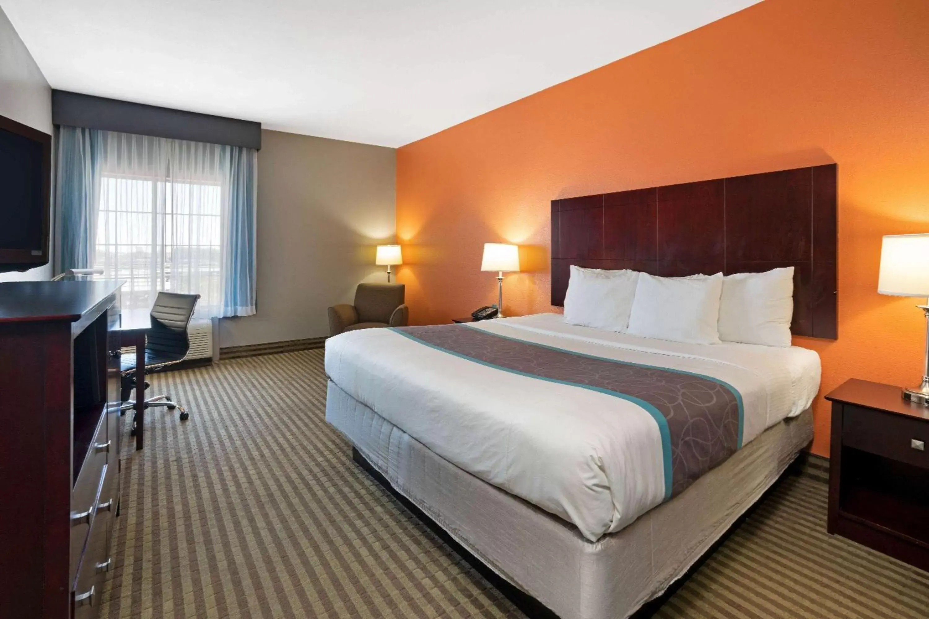 Photo of the whole room, Bed in La Quinta by Wyndham Houston IAH Bush Intl Airport E
