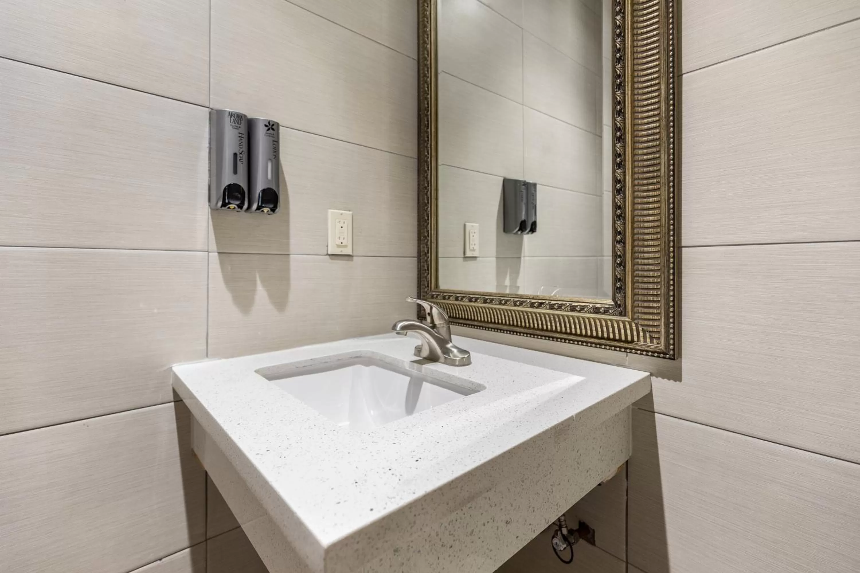 Le Blanc Inn & Suites