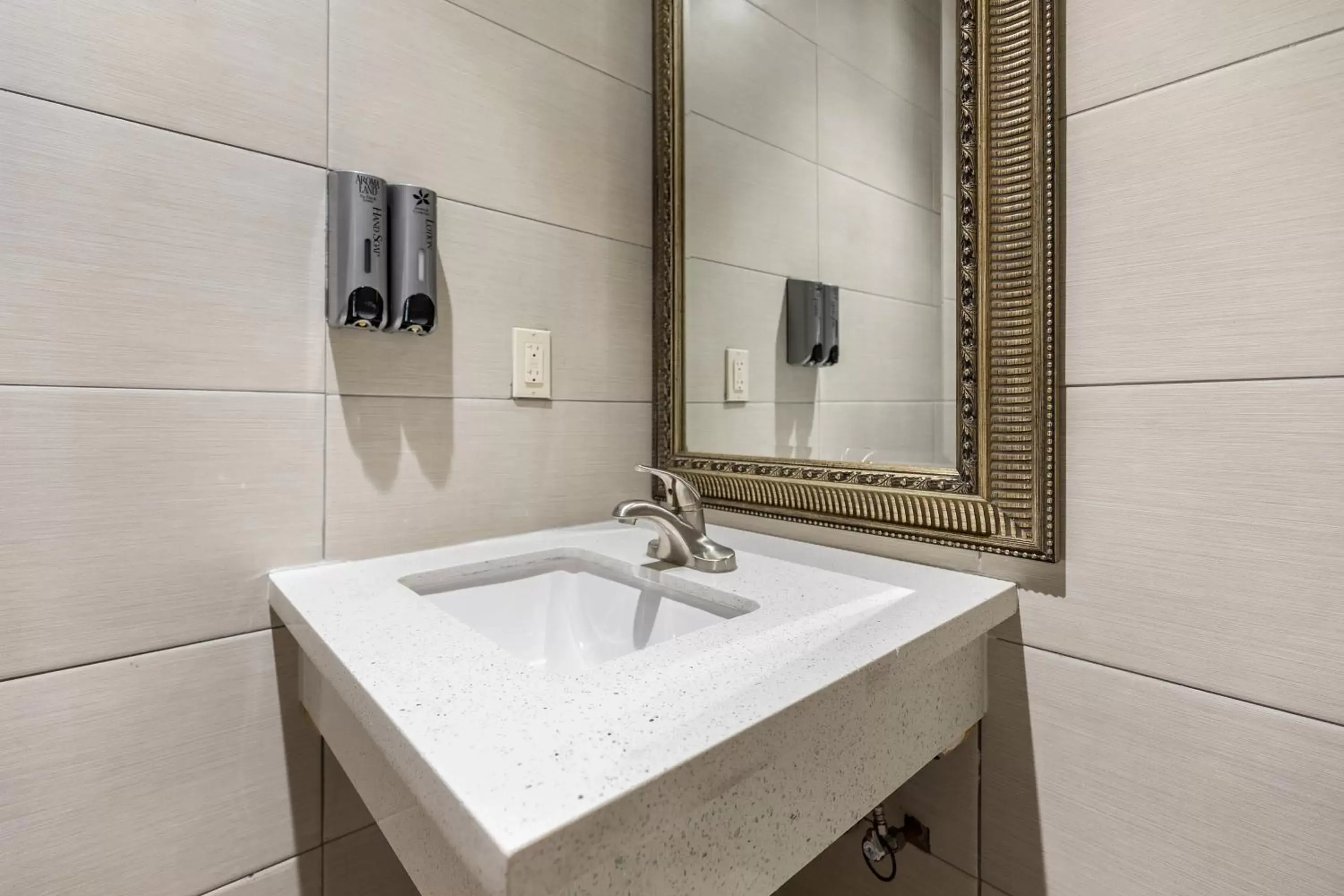 Bathroom in Le Blanc Inn & Suites