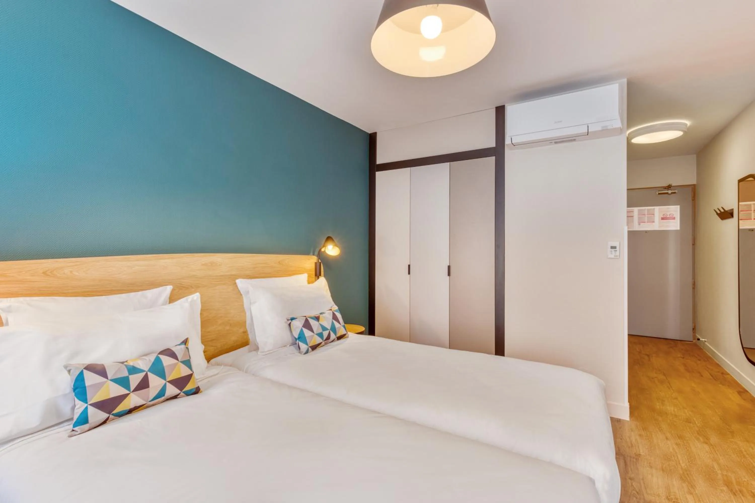 Bed in Appart'City Confort Paris Clichy - Mairie