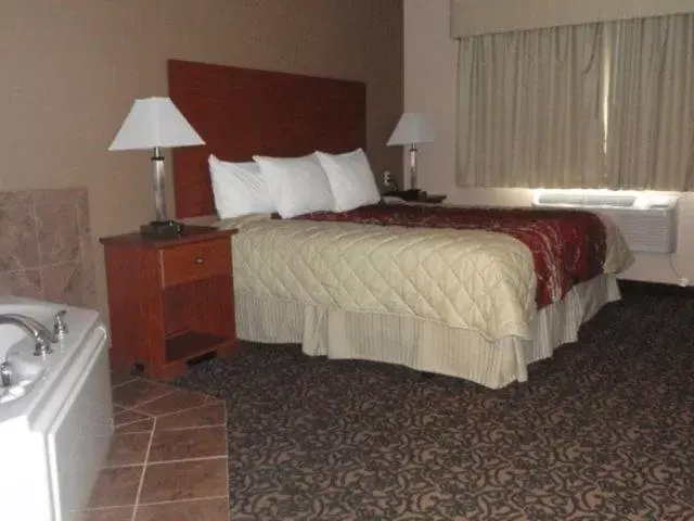 Bedroom, Bed in Canby Inn and Suites