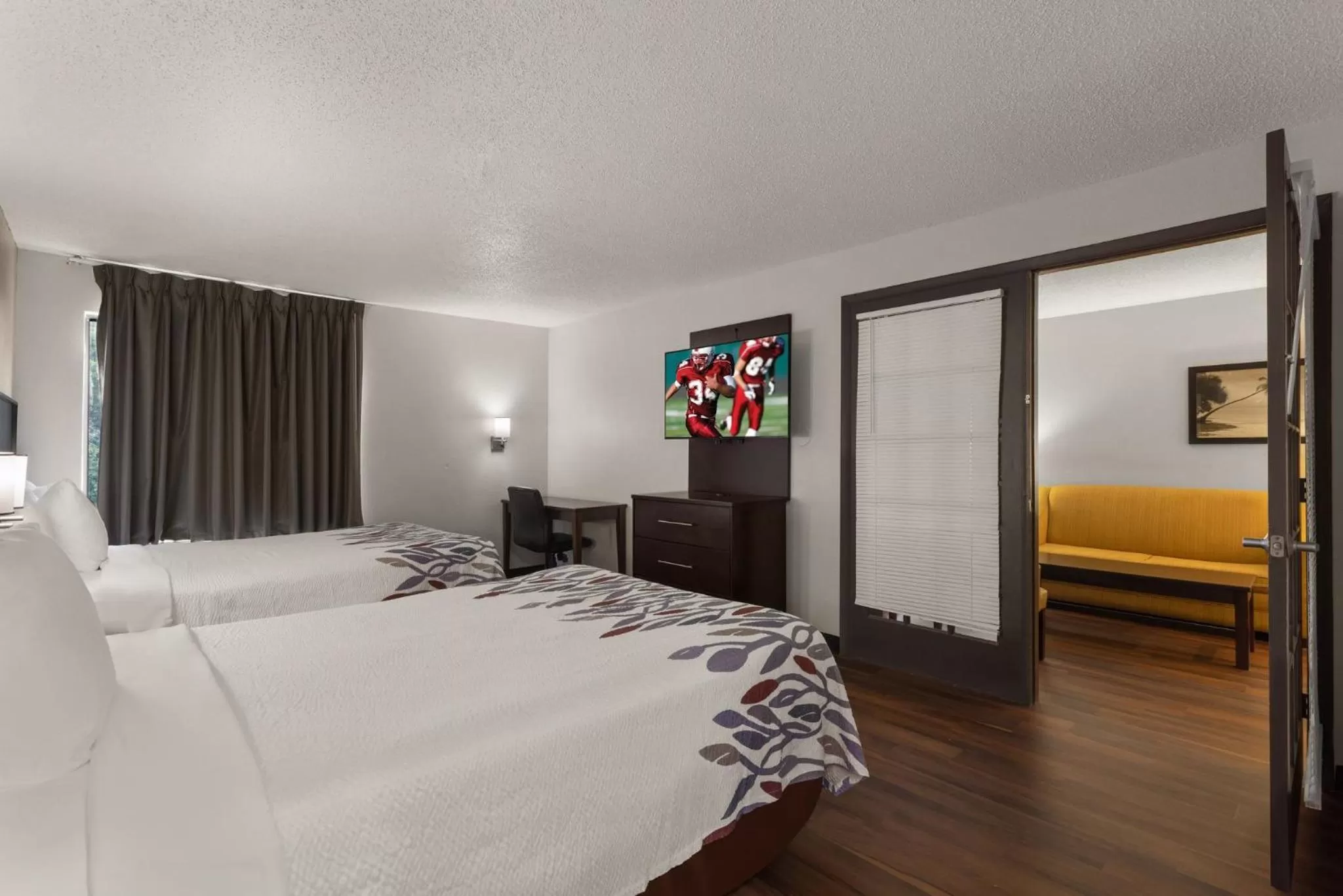 Photo of the whole room, Bed in Red Roof Inn & Suites Savannah Airport