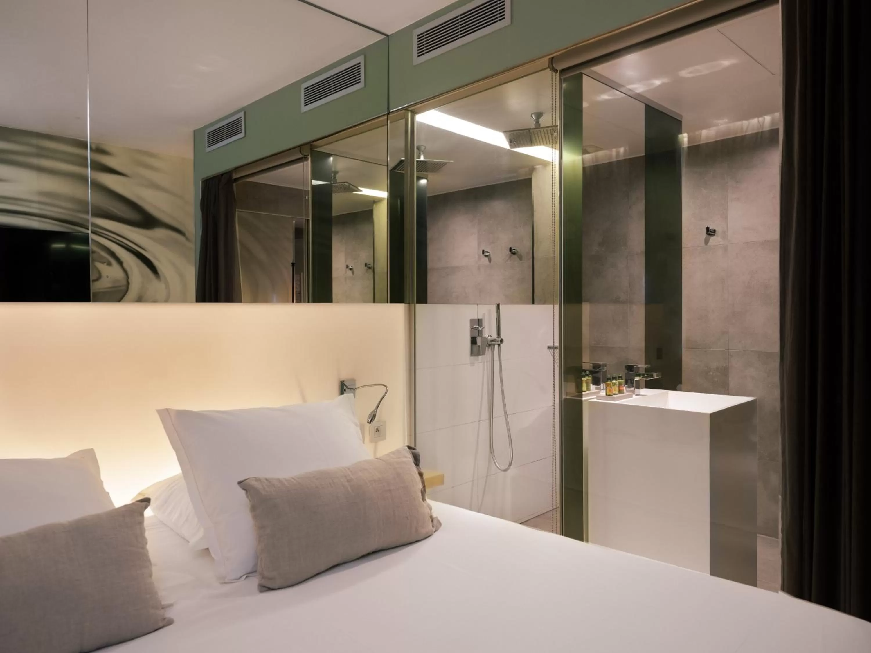 Bedroom, Bed in Legend Hôtel Paris