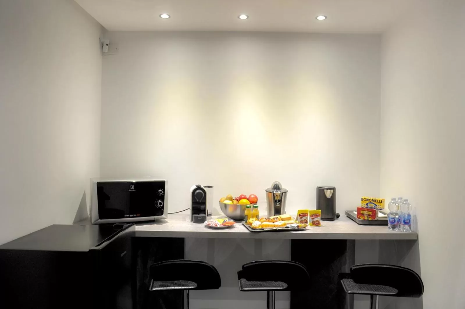 Coffee/tea facilities in AIRPORT BARi DELUXE