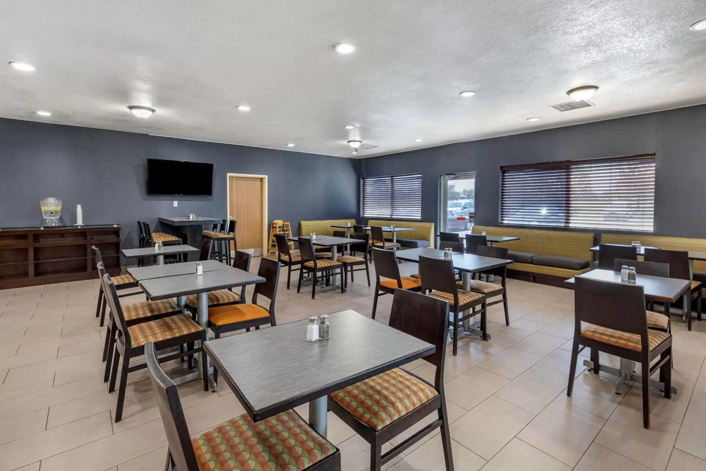 Breakfast, Restaurant/Places to Eat in Quality Inn and Suites Denver Airport - Gateway Park