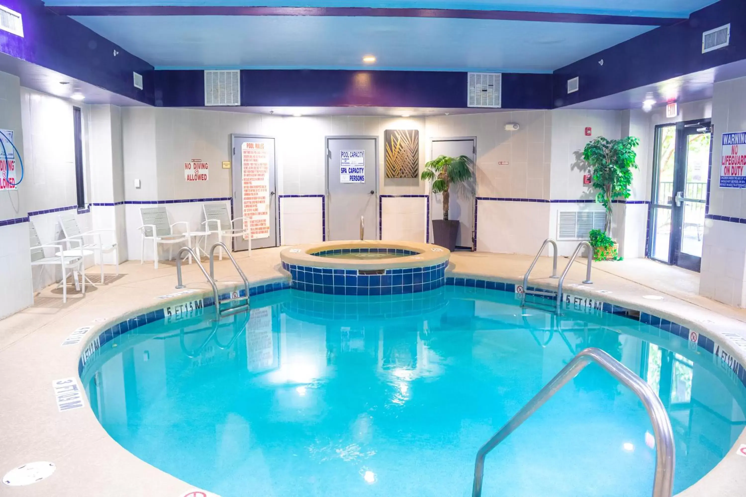 Hot Tub, Swimming Pool in Best Western Plus Richmond Hill Inn