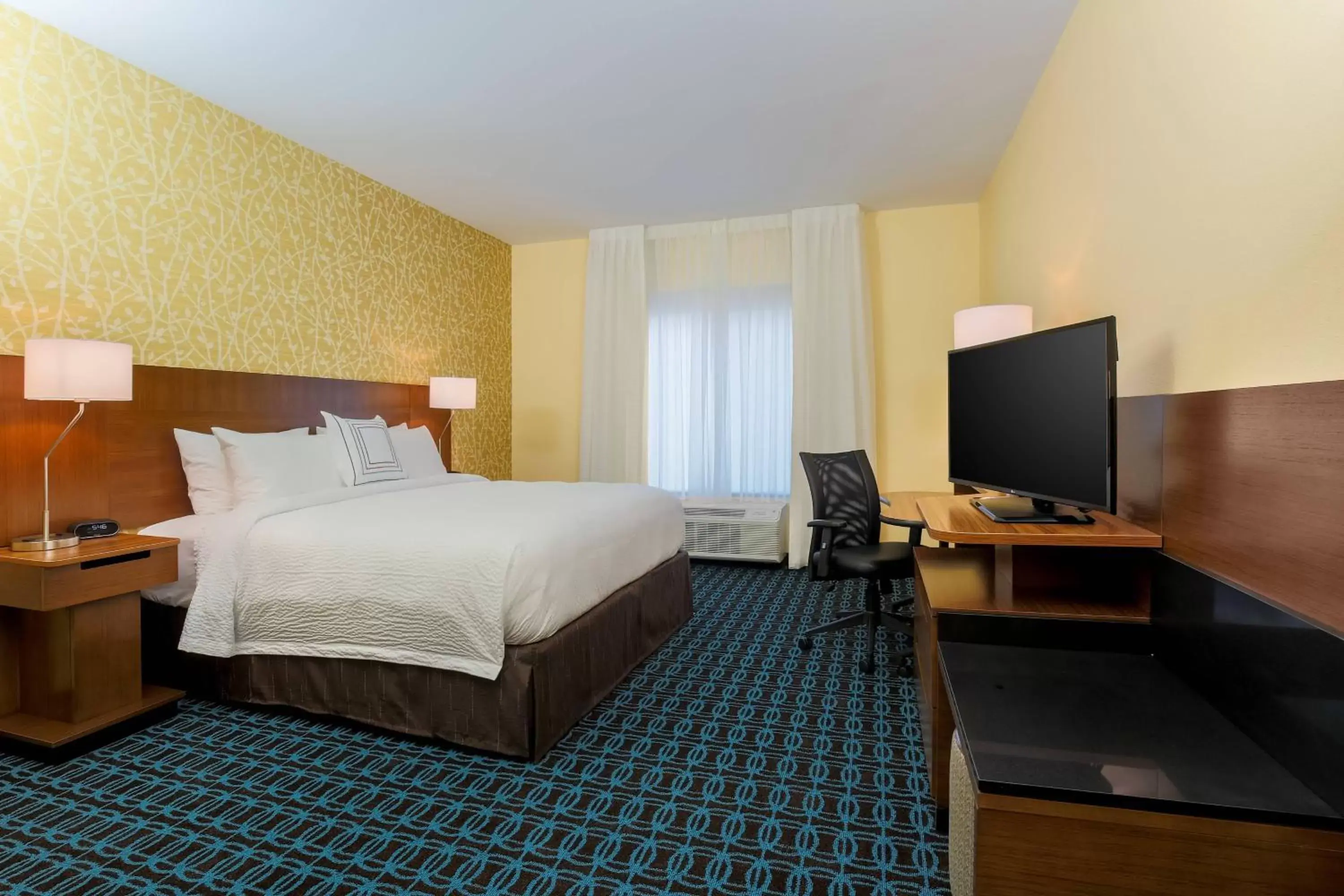 Photo of the whole room, Bed in Fairfield Inn & Suites by Marriott Alexandria