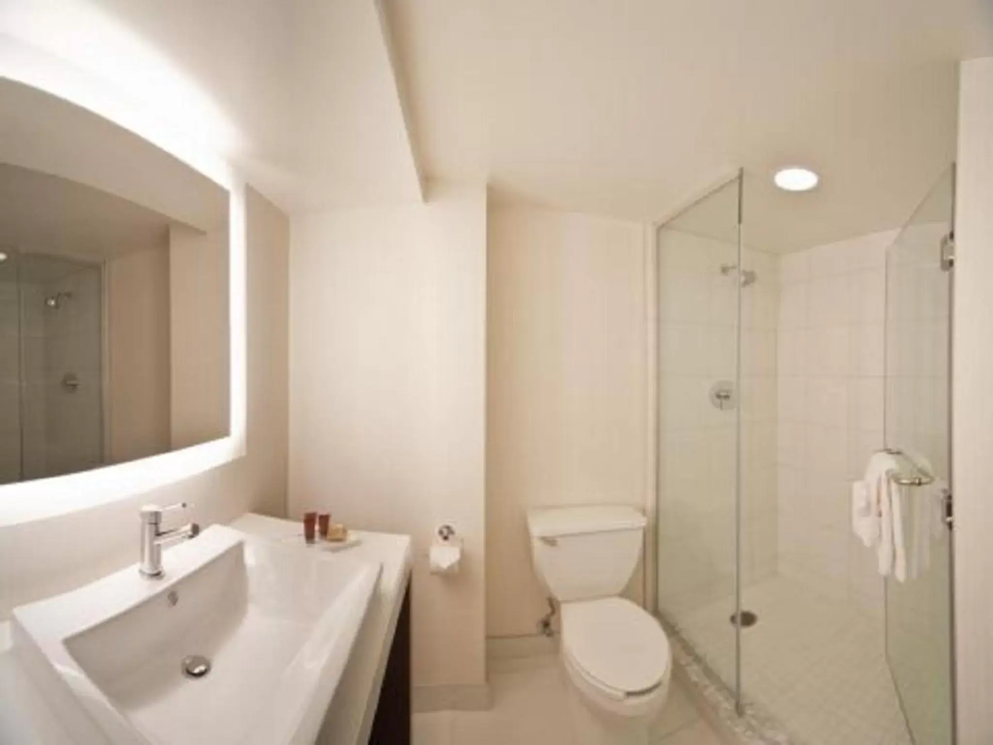 Queen Room with Two Queen Beds - Smoking in Bally's Evansville Casino & Hotel Queen Room with Two Queen Beds - Smoking in Bally's Evansville Casino & Hotel