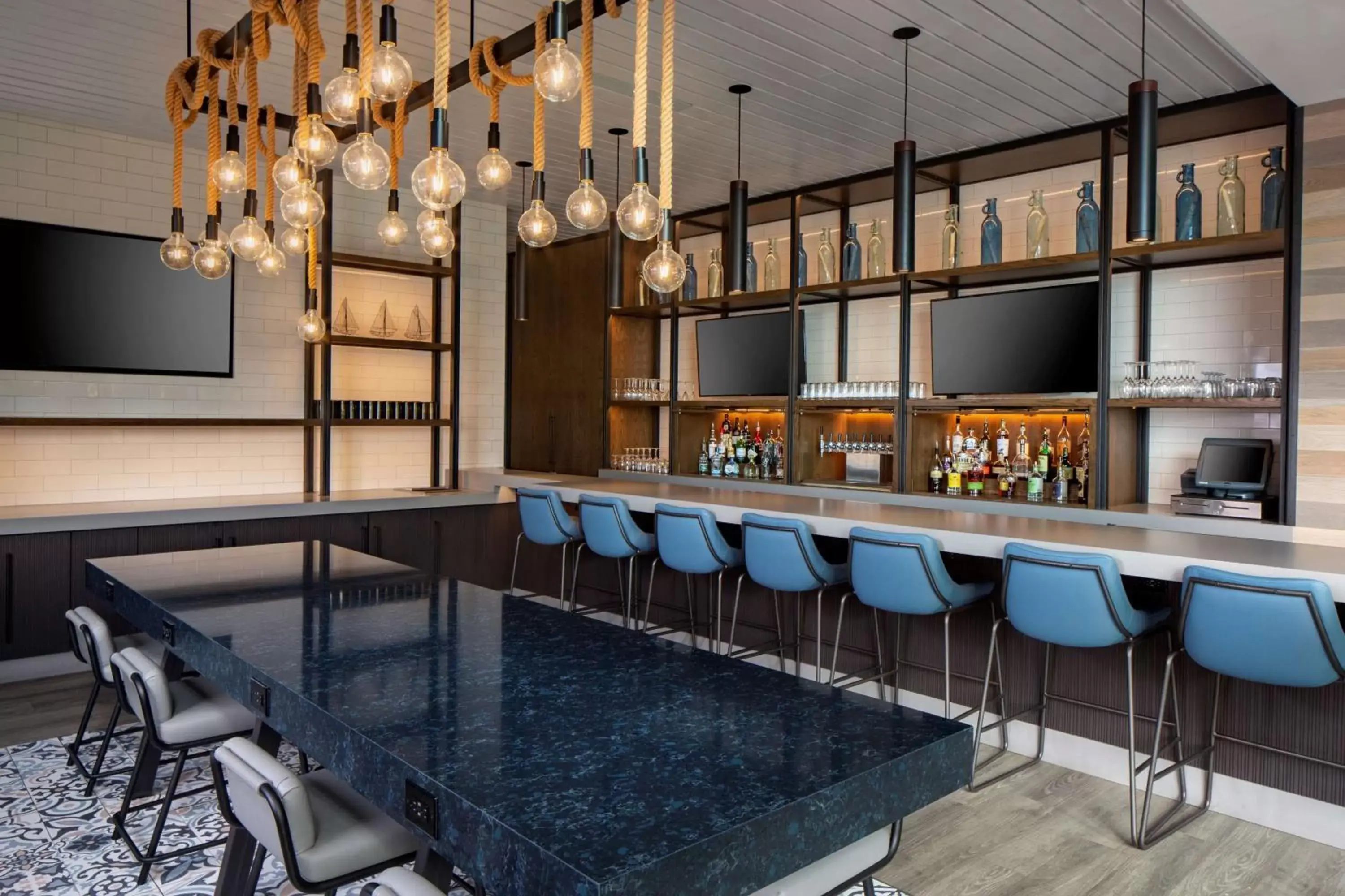 Lounge or bar, Swimming Pool in Hyatt Regency Boston Harbor