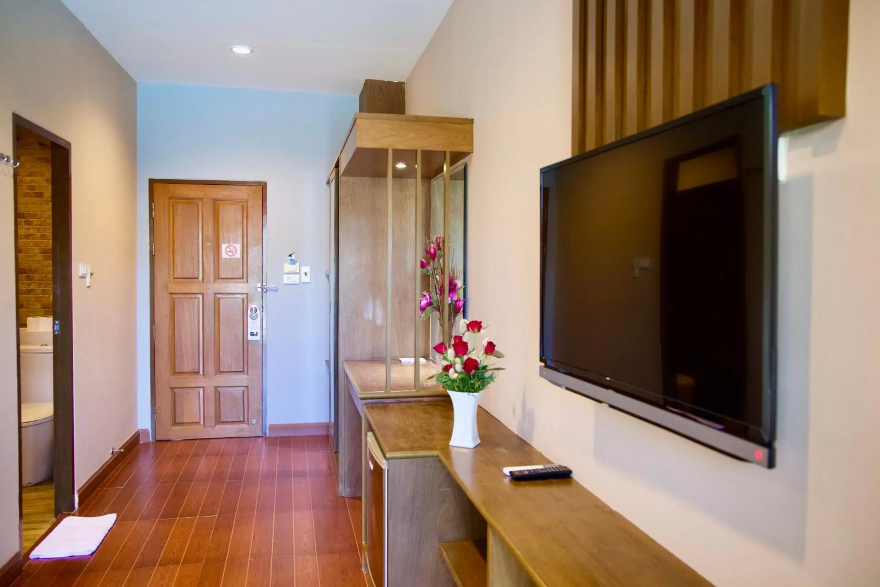 Bedroom, TV/Entertainment Center in CHA AM MY HOUSE Resort