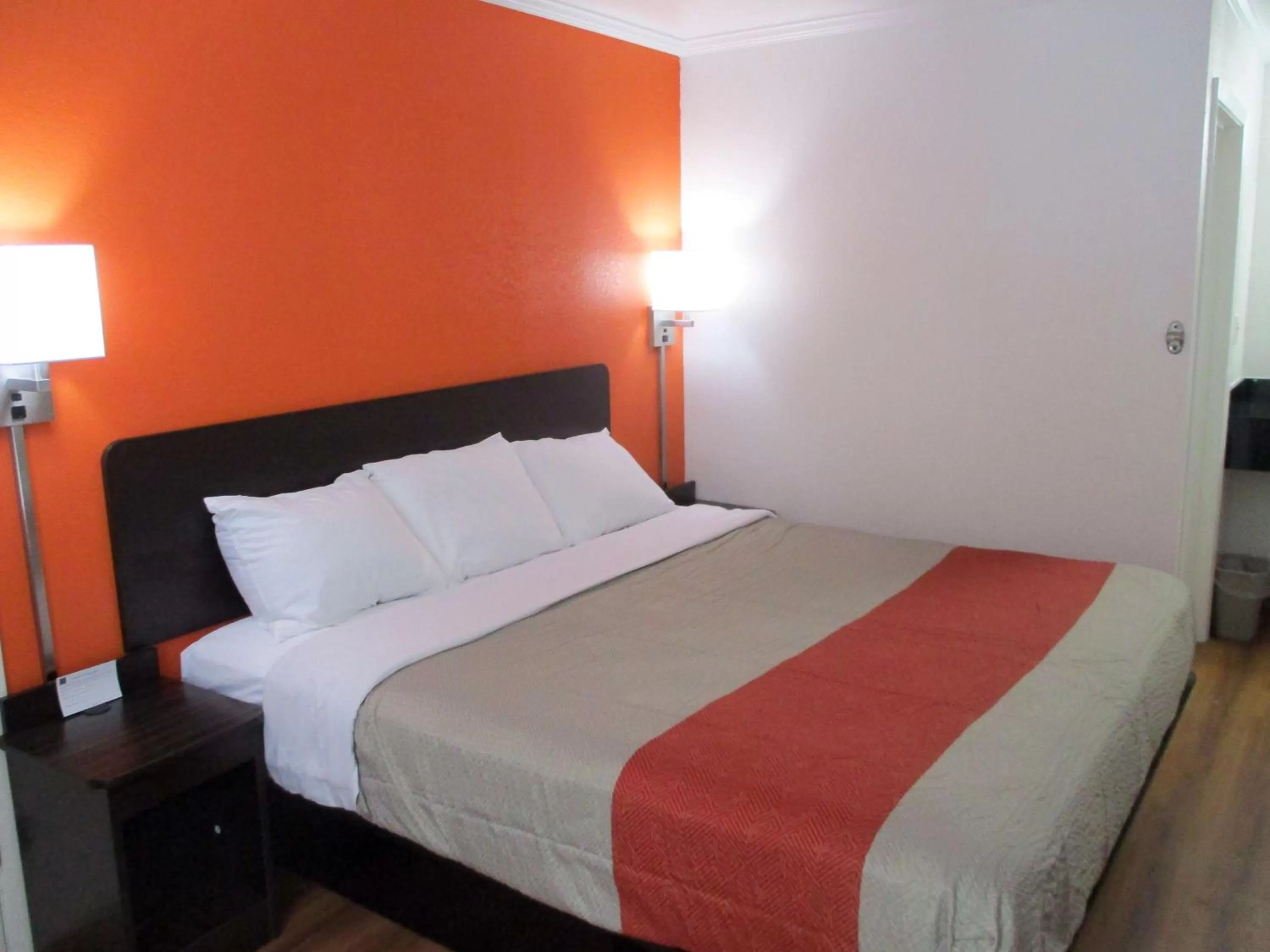 Photo of the whole room, Bed in Motel 6-Bay Minette, AL