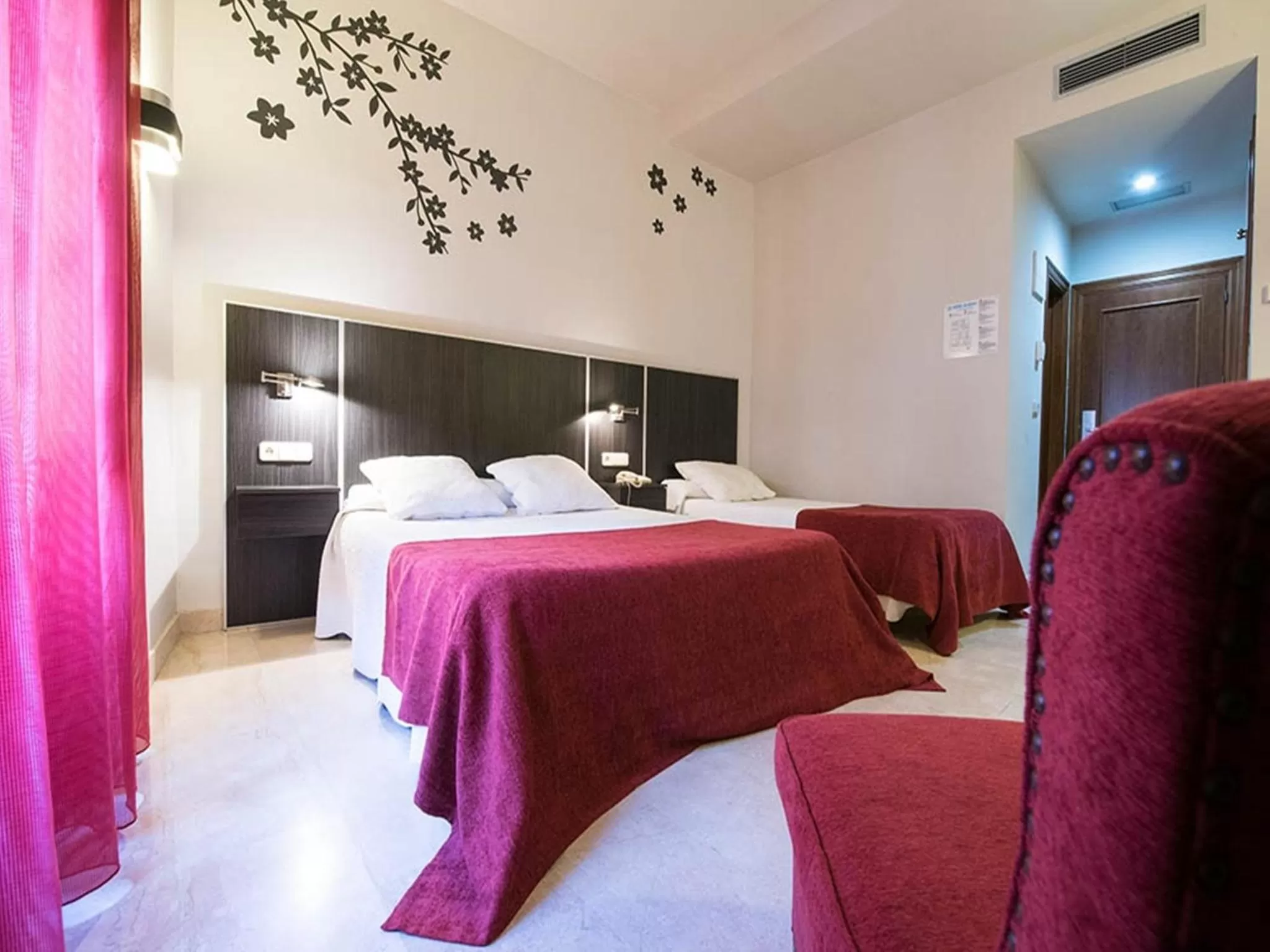 Photo of the whole room in Las Nieves