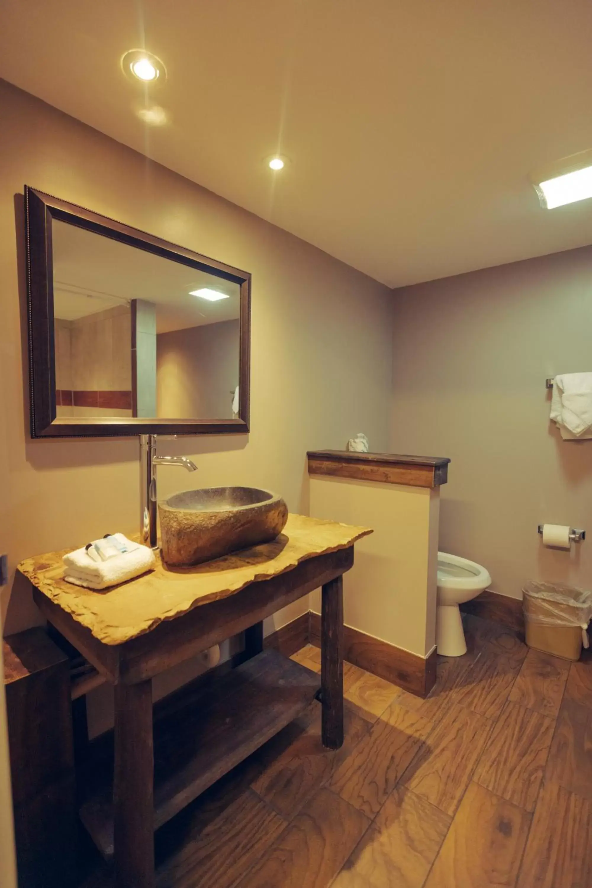 Photo of the whole room, Bathroom in Brookside Lodge
