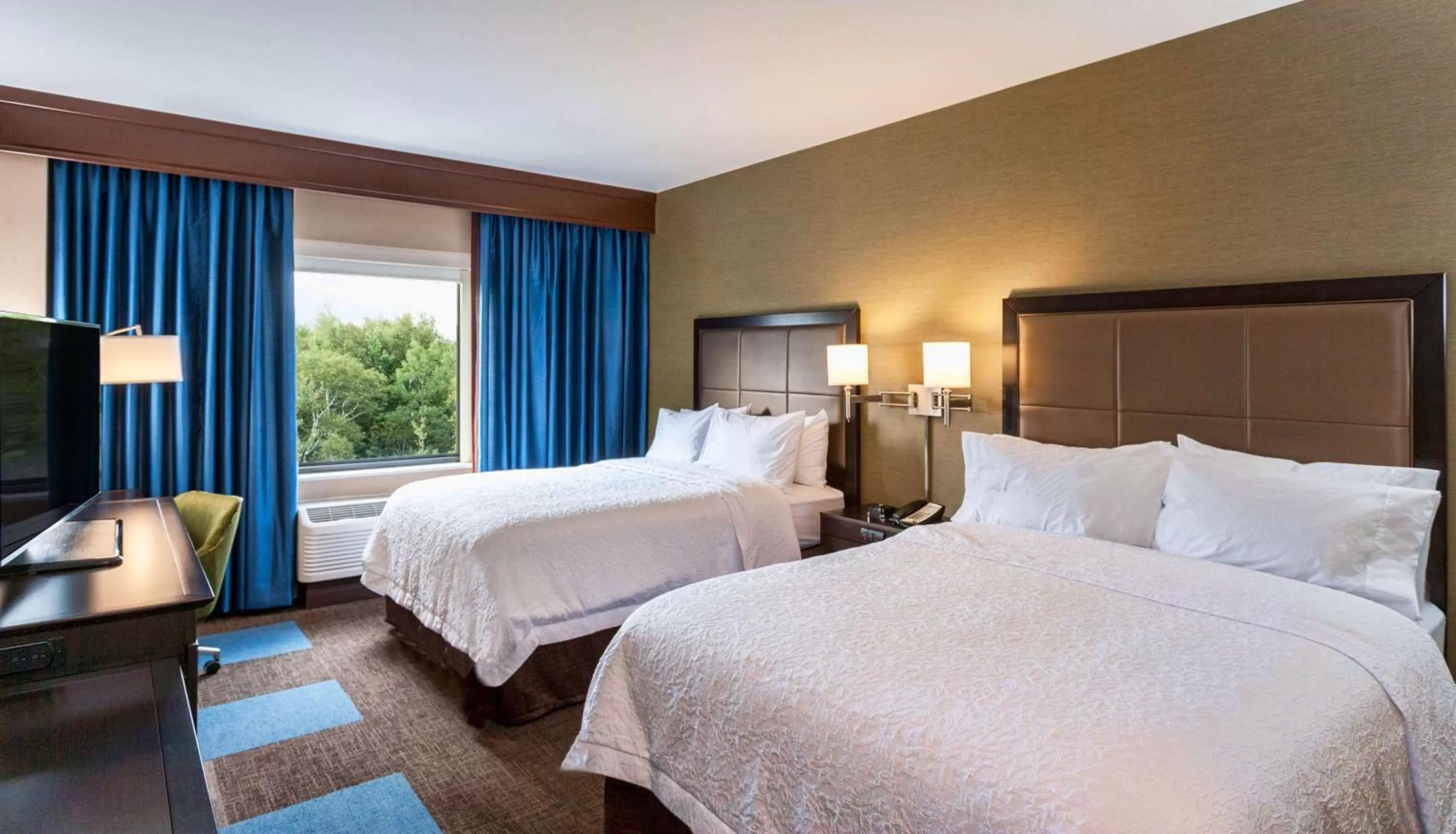 Bedroom, Bed in Hampton Inn & Suites Duluth North Mn