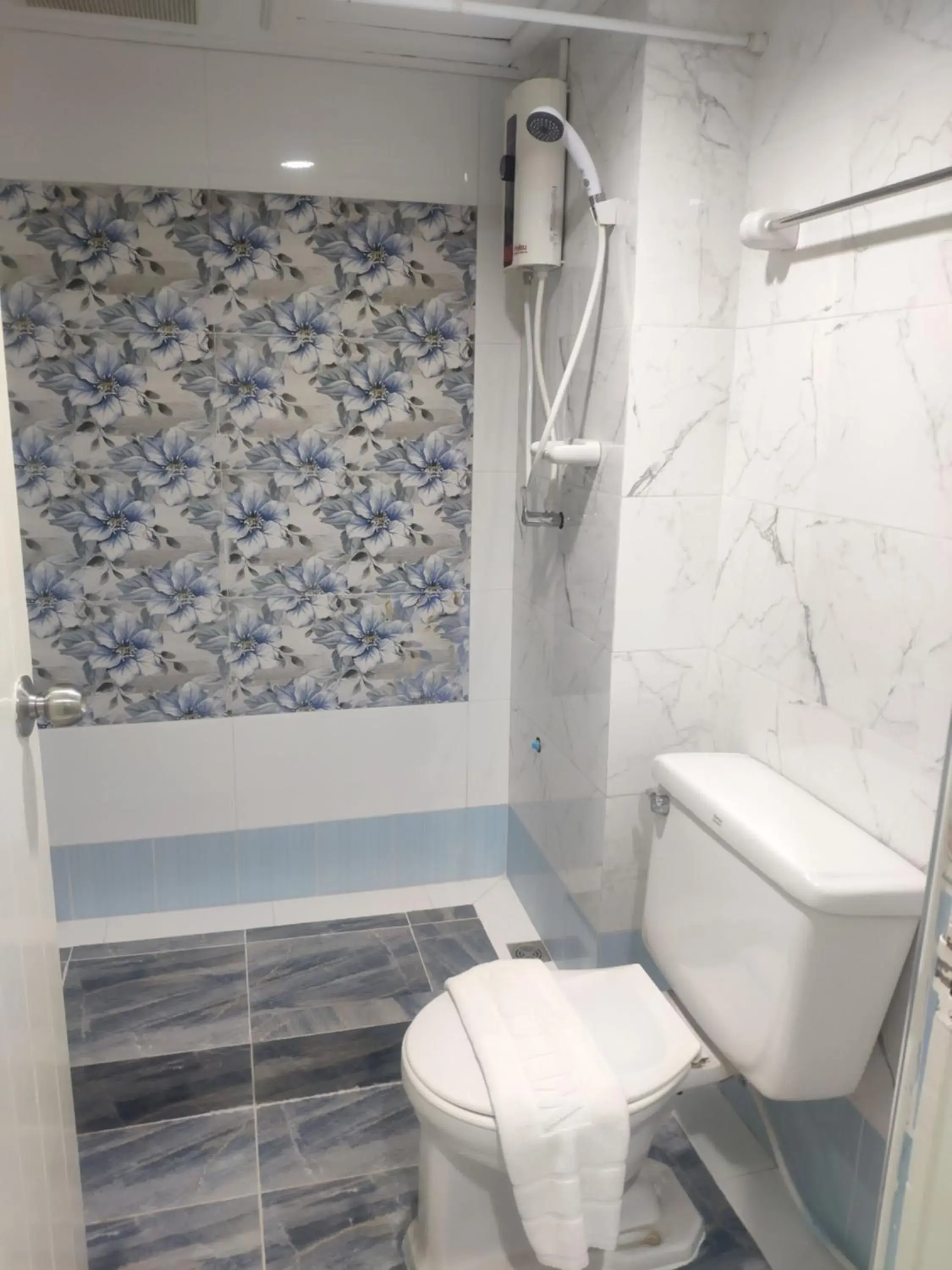 Bathroom in Changpuak Hotel
