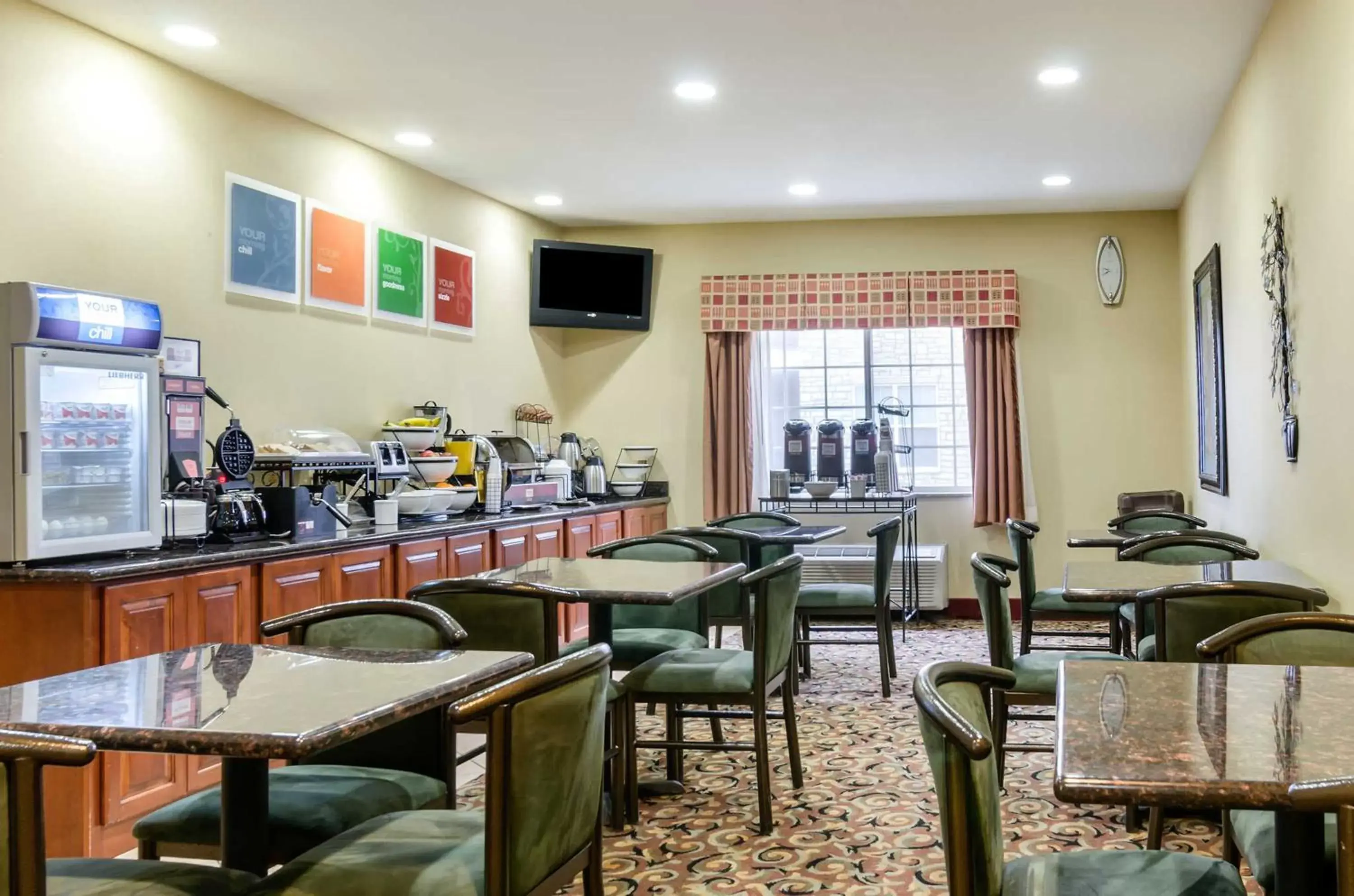 Buffet breakfast, Restaurant/Places to Eat in Super 8 by Wyndham Great Bend