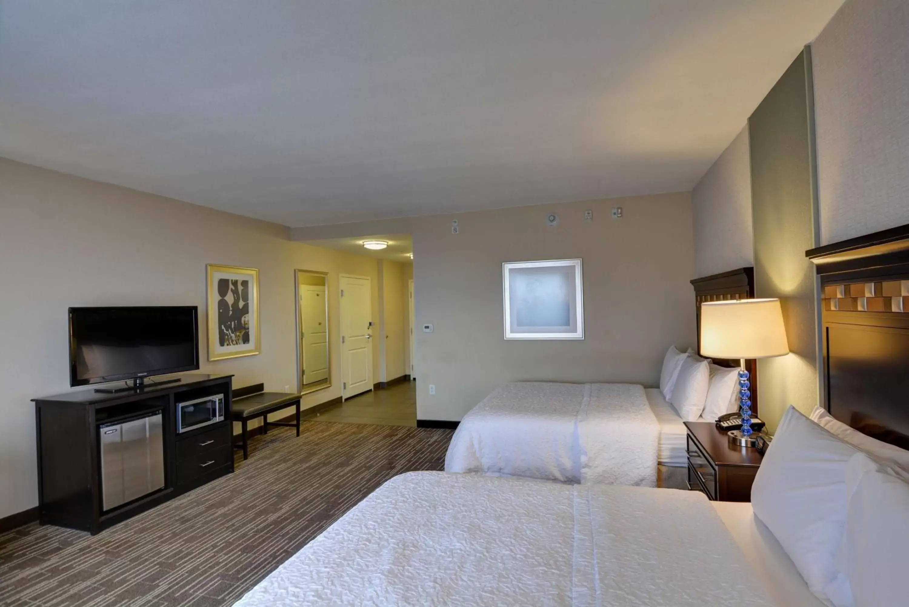 Bedroom, TV/Entertainment Center in Hampton Inn & Suites Denver Airport / Gateway Park