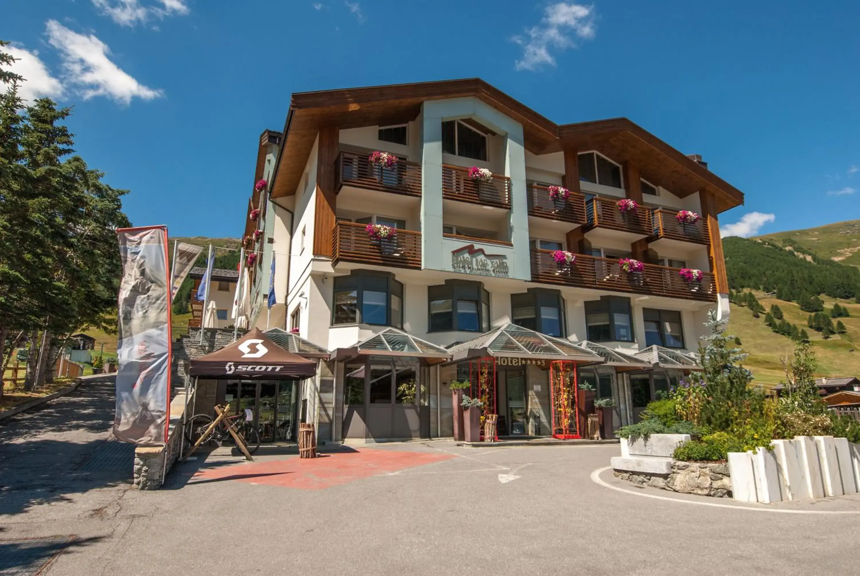 Facade/entrance, Property Building in Hotel Lac Salin Spa & Mountain Resort