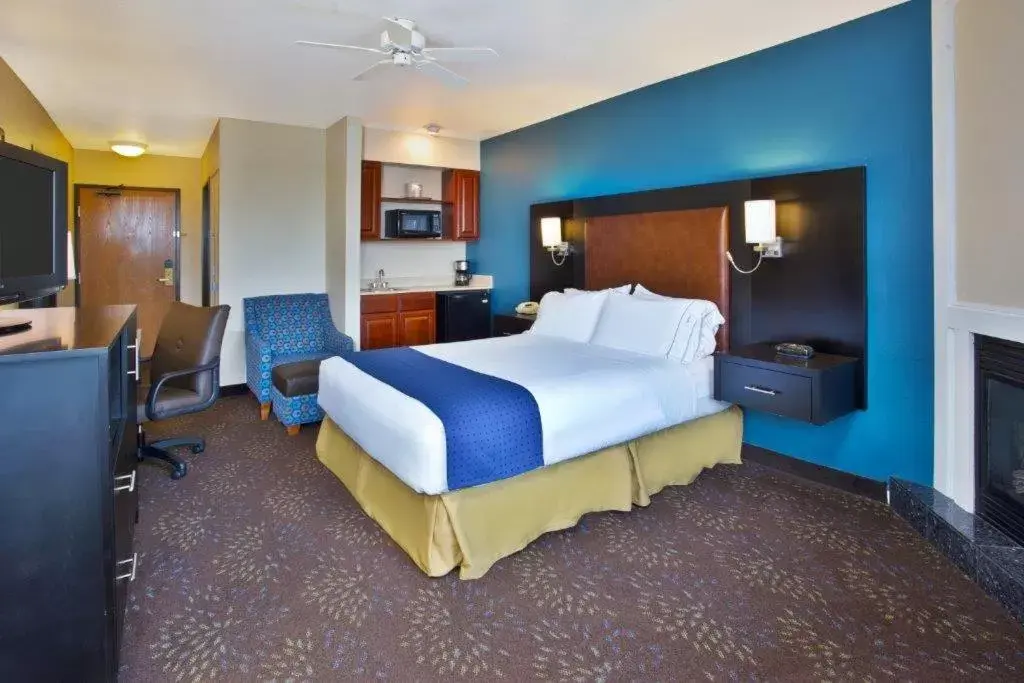 TV and multimedia, Bed in Holiday Inn Express Mackinaw City, an IHG Hotel