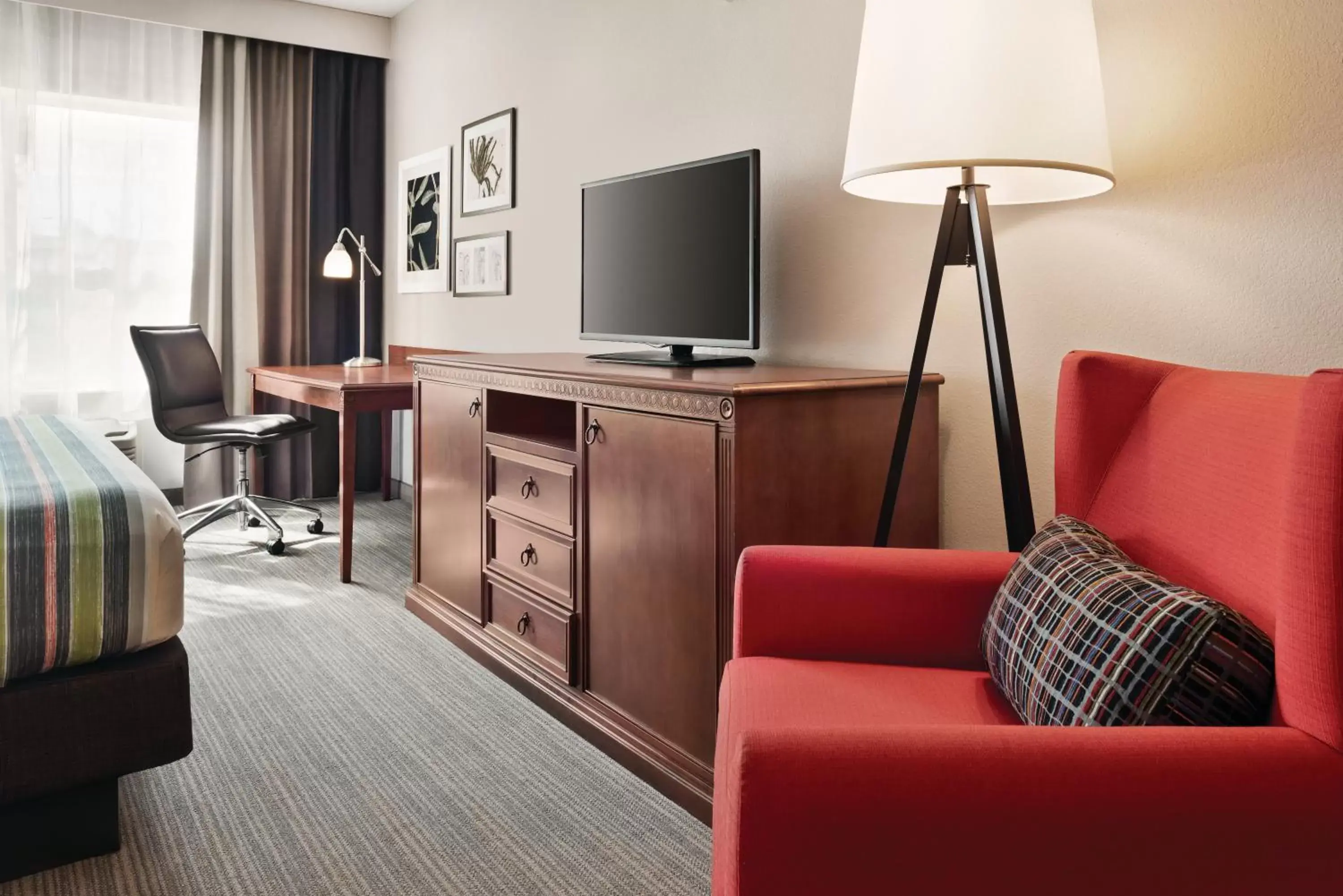 TV and multimedia, TV/Entertainment Center in Country Inn & Suites by Radisson, Marinette, WI