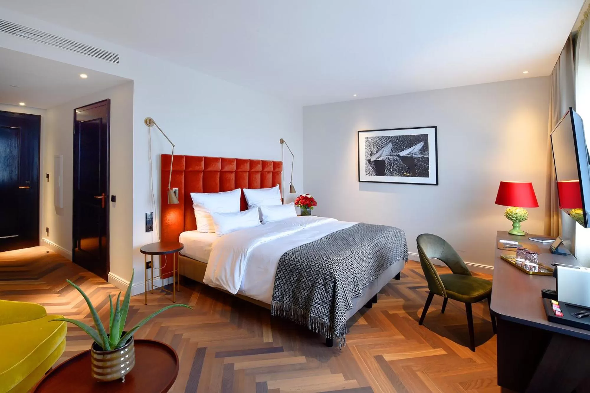 Bedroom, Bed in Das James