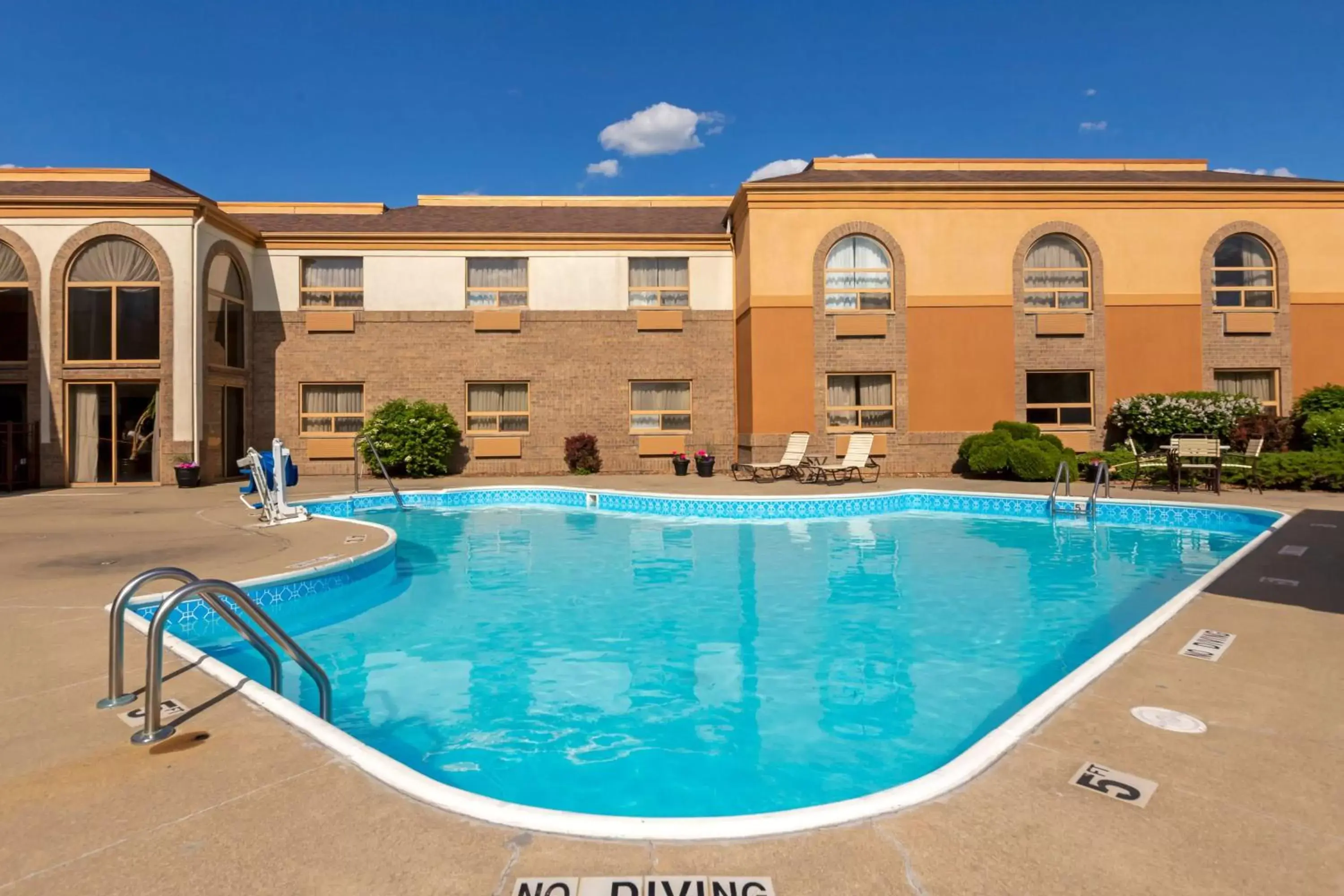 Pool view, Swimming Pool in Best Western Davison Inn